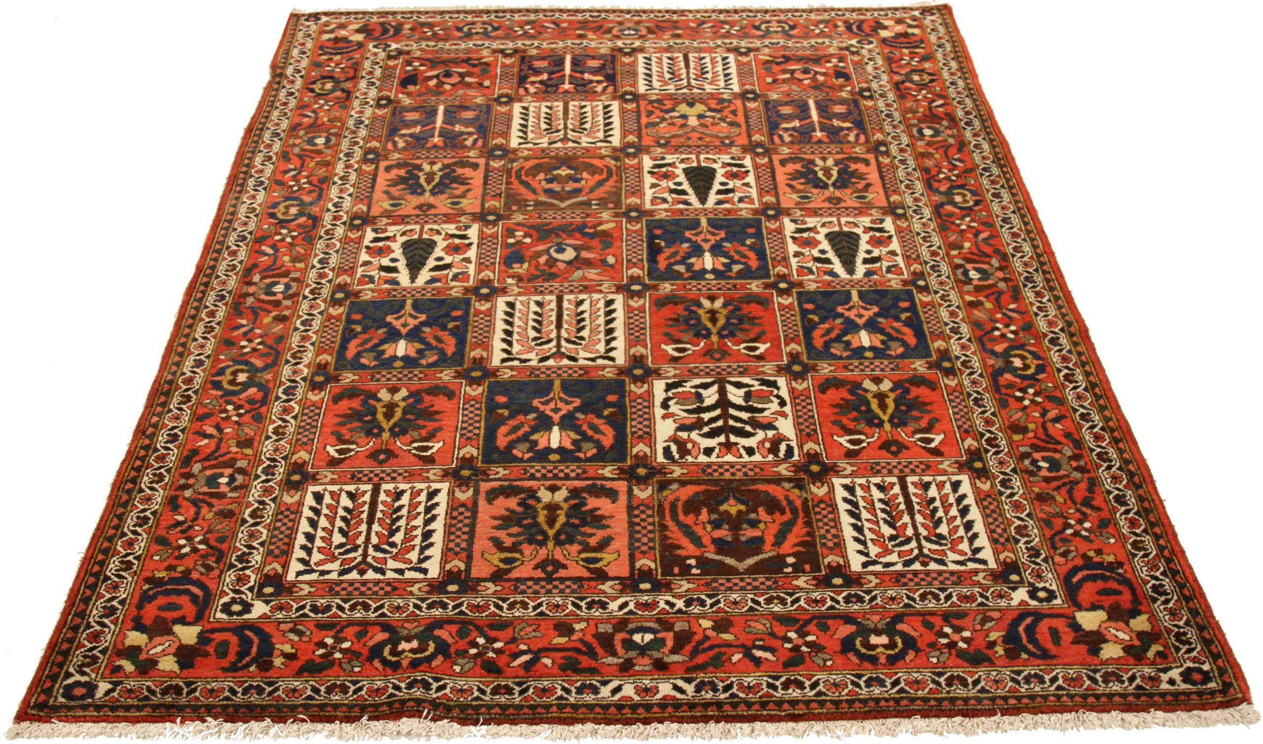 Entdecken Sie die Eleganz des persischen Bakhtiari mit dem kleinen Teppich CIRCA 1910. Dieses exklusive Design aus Wolle und ElfenbeinMarineblauRot ist perfekt, um Ihren Raum zu verschönern.