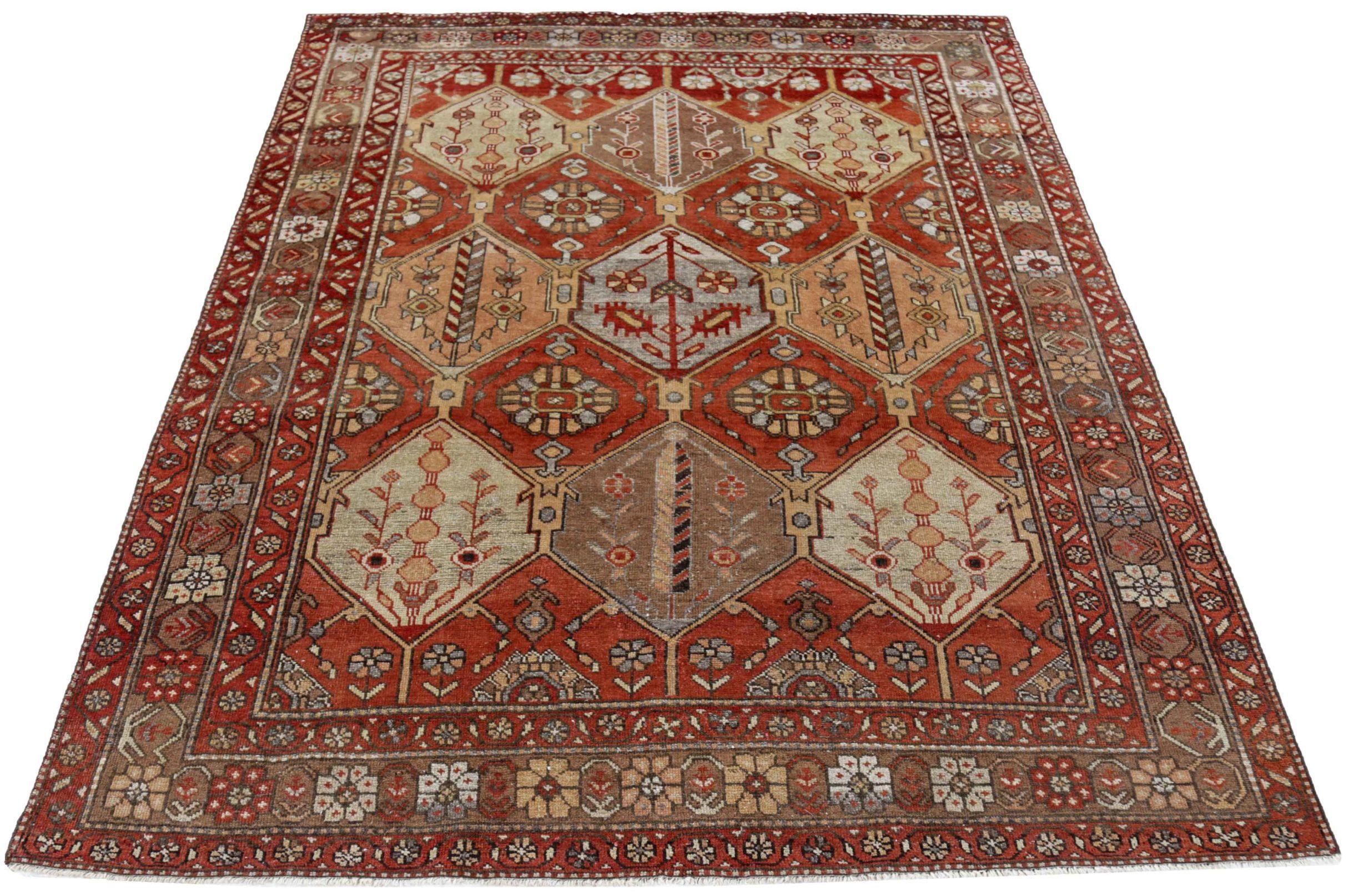 Entdecken Sie die Eleganz des persischen Bakhtiari mit dem kleinen Teppich CIRCA 1910. Dieses exklusive Design aus Wolle und IvoryPinkRed eignet sich perfekt, um Ihren Raum zu verschönern.