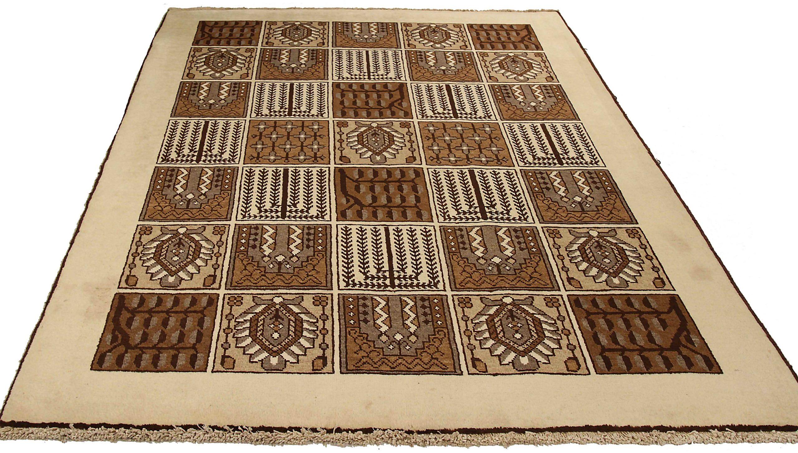 Découvrez l'élégance du petit tapis persan Bakhtiari de Circa 1970. Conçu avec Silk et Brown/One, ce design exclusif est parfait pour mettre en valeur votre espace.