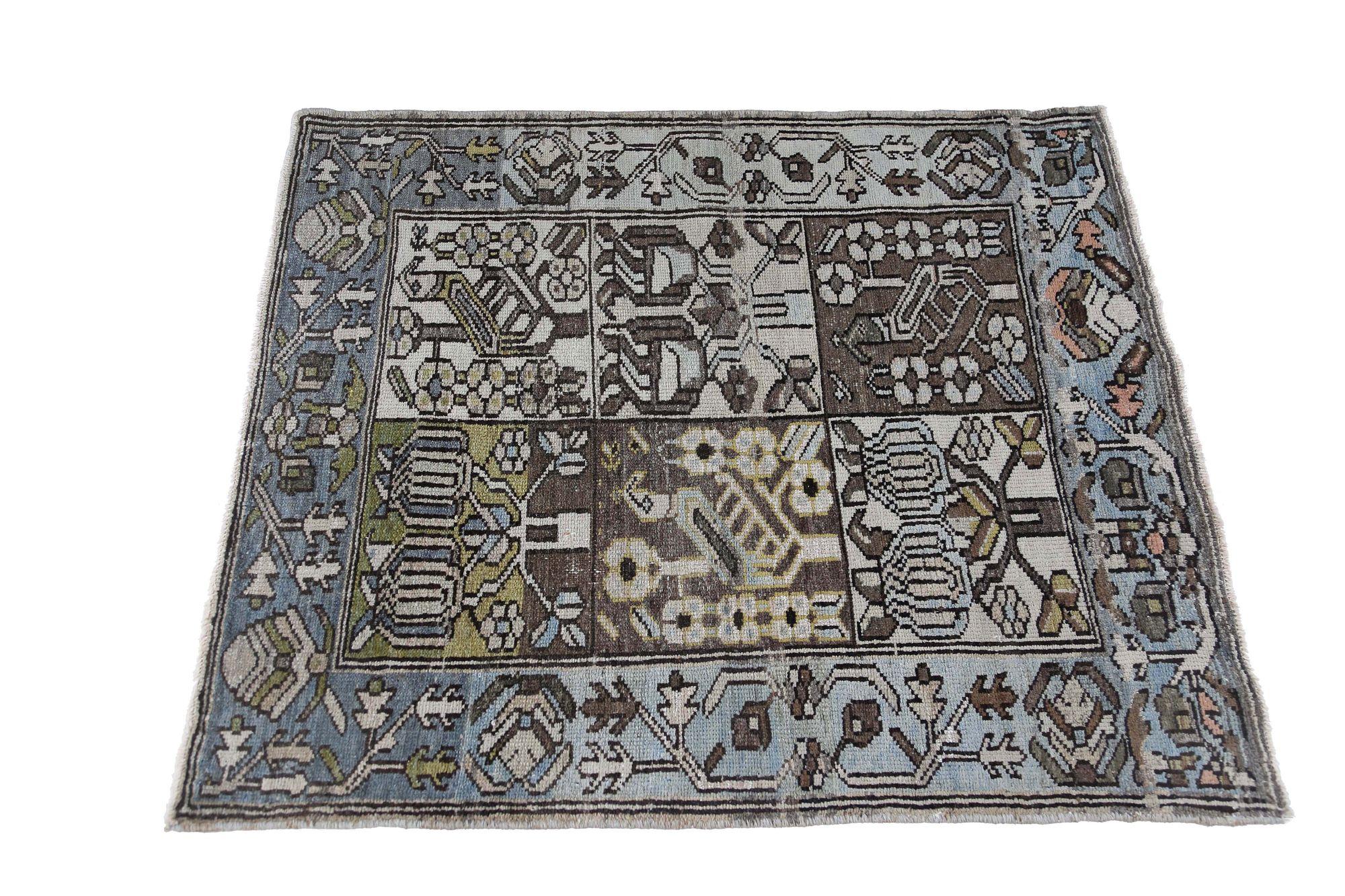 Scopri l'eleganza del tappeto persiano Bakhtiari di piccole dimensioni del 1910. Progettato con lana e blu-marrone-verde-avorio, questo design esclusivo è perfetto per valorizzare il tuo spazio.