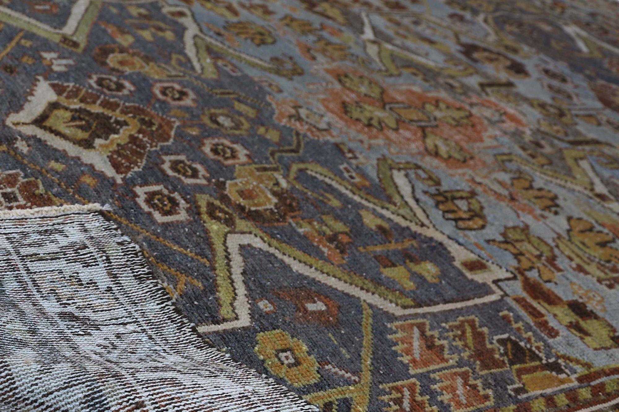 Entdecken Sie die Eleganz des persischen Bakhtiari mit dem kleinen Teppich CIRCA 1880. Dieses exklusive Design aus Wolle und BlueGreen ist perfekt, um Ihren Raum zu verschönern.