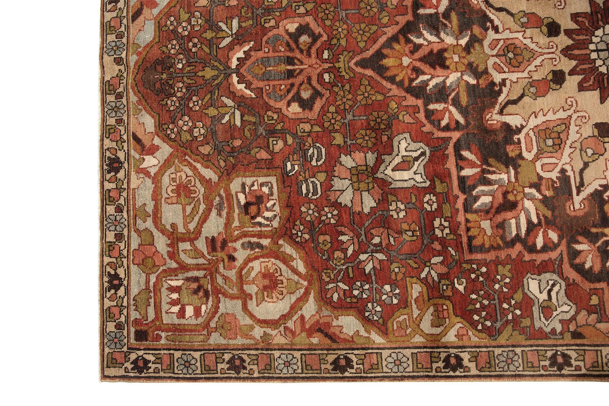 Scopri l'eleganza del tappeto persiano Bakhtiari di piccole dimensioni del 1910. Progettato con lana e marrone-avorio-arancio-rosso, questo design esclusivo è perfetto per valorizzare il tuo spazio.