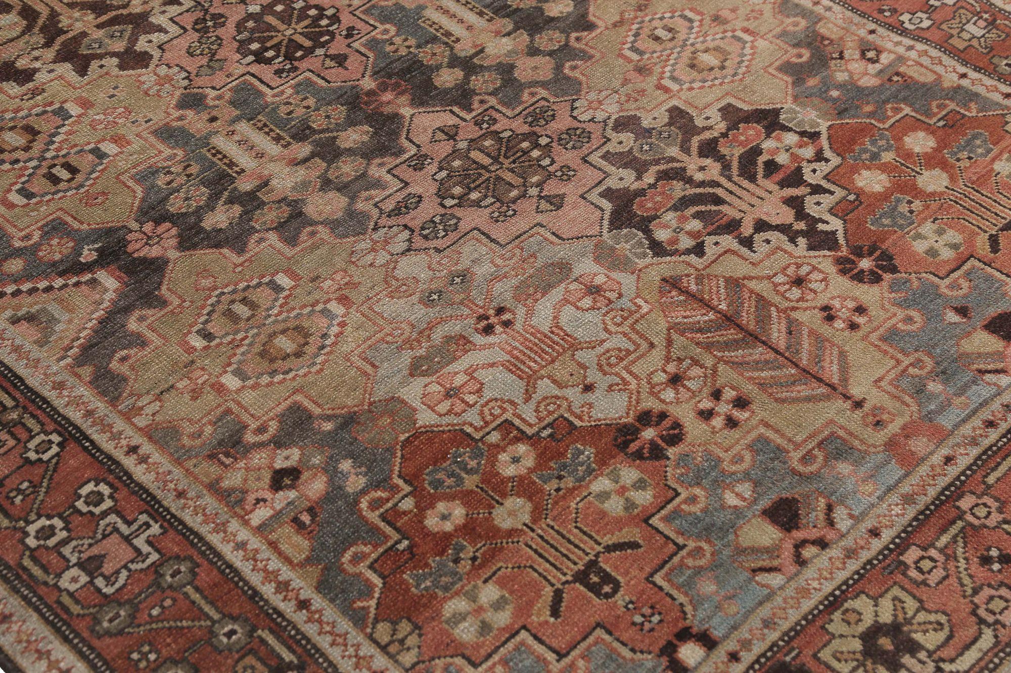 Entdecken Sie die Eleganz des persischen Bakhtiari mit dem kleinen Teppich CIRCA 1880. Dieses exklusive Design aus Wolle und IvoryPinkRed eignet sich perfekt, um Ihren Raum zu verschönern.