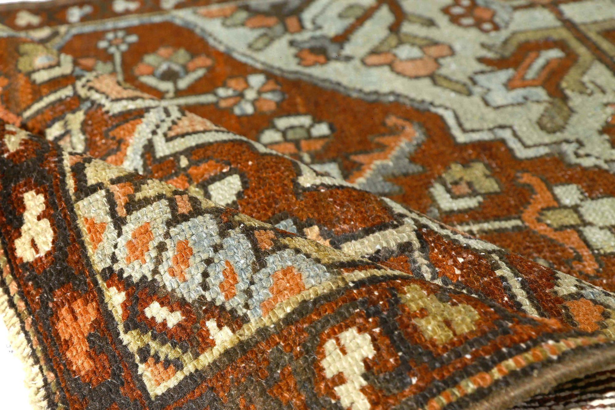 Entdecken Sie die Eleganz des persischen Bakhtiari mit dem kleinen Teppich CIRCA 1910. Dieses exklusive Design aus Wolle und Elfenbeinrot ist perfekt, um Ihren Raum zu verschönern.