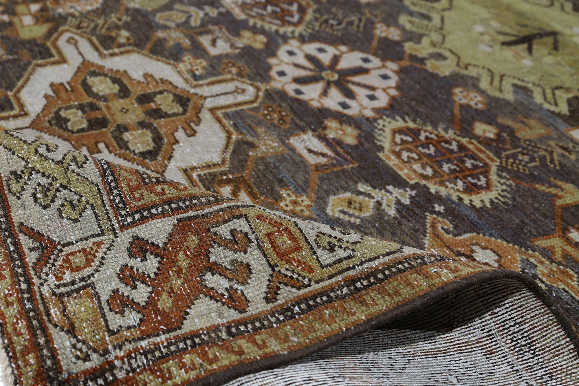 Entdecken Sie die Eleganz des persischen Bakhtiari mit dem kleinen Teppich CIRCA 1880. Dieses exklusive Design aus Wolle und Marineblau-Gelb ist perfekt, um Ihren Raum zu verschönern.