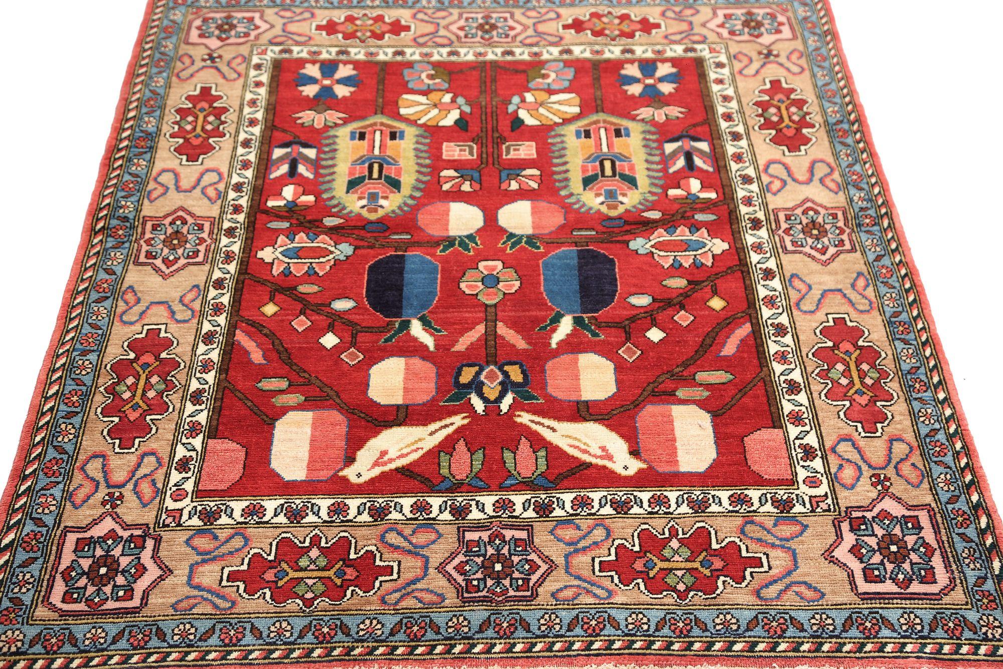 Entdecken Sie die Eleganz des persischen Bakhtiari mit dem kleinen Teppich CIRCA 1940. Dieses exklusive Design aus Wolle und Rot ist perfekt, um Ihren Raum zu verschönern.