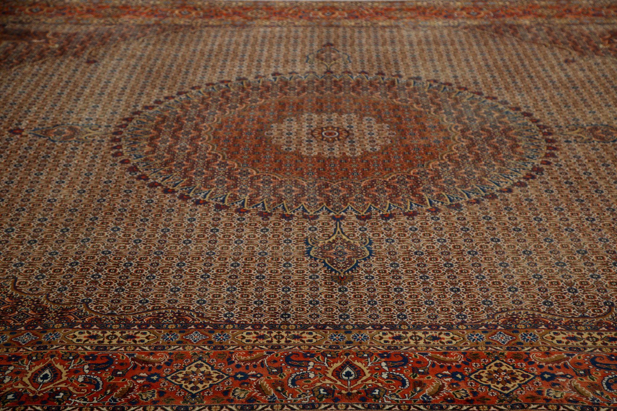 Scopri l'eleganza dei tappeti persiani Bakhtiari quadrati CIRCA 1910. Progettato con lana e IvoryRed, questo design esclusivo è perfetto per valorizzare il tuo spazio.