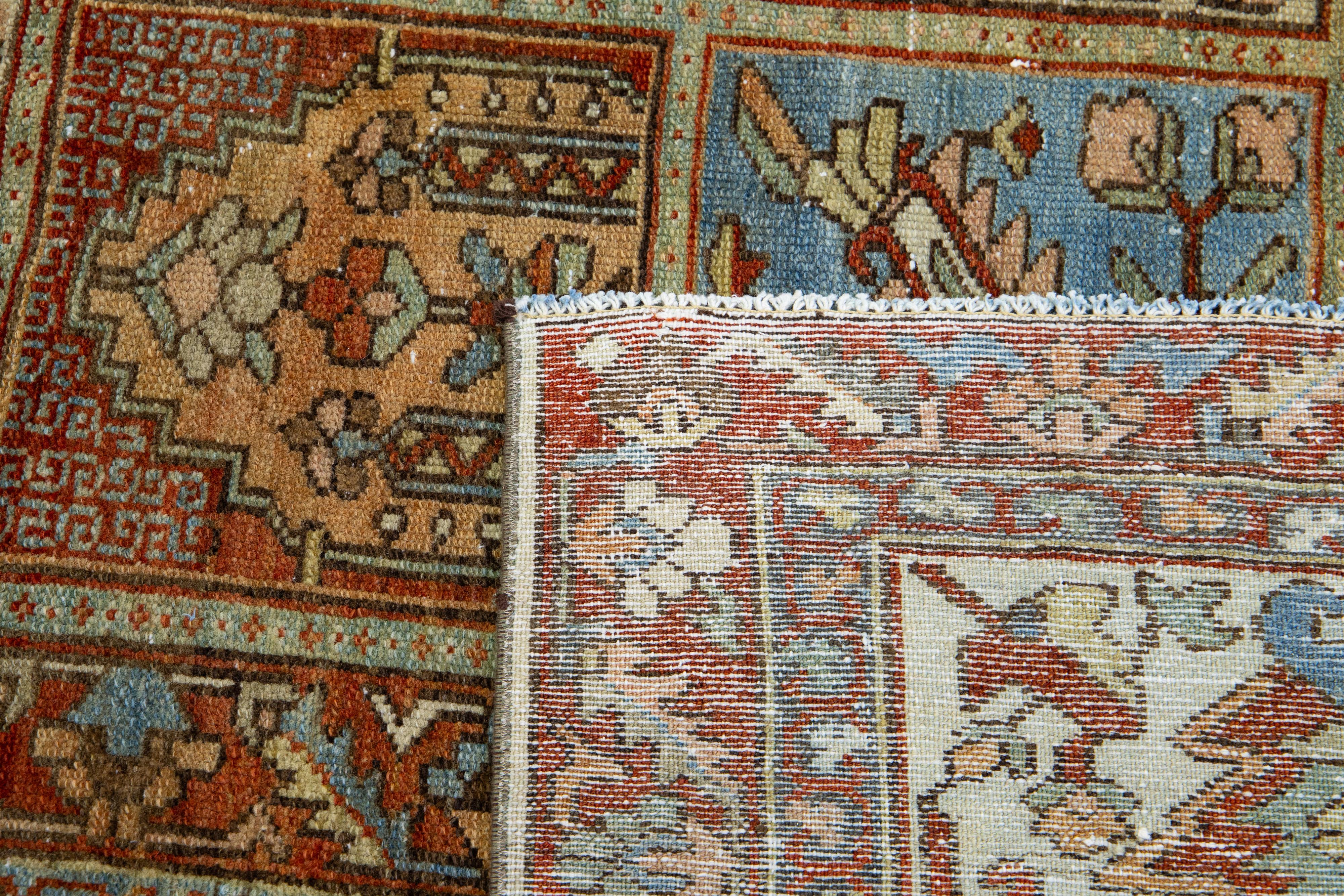 Persischer Bakhtiari-Wollteppich  Antiquitäten mit mehrfarbigem Allover-Motiv  im Angebot 1