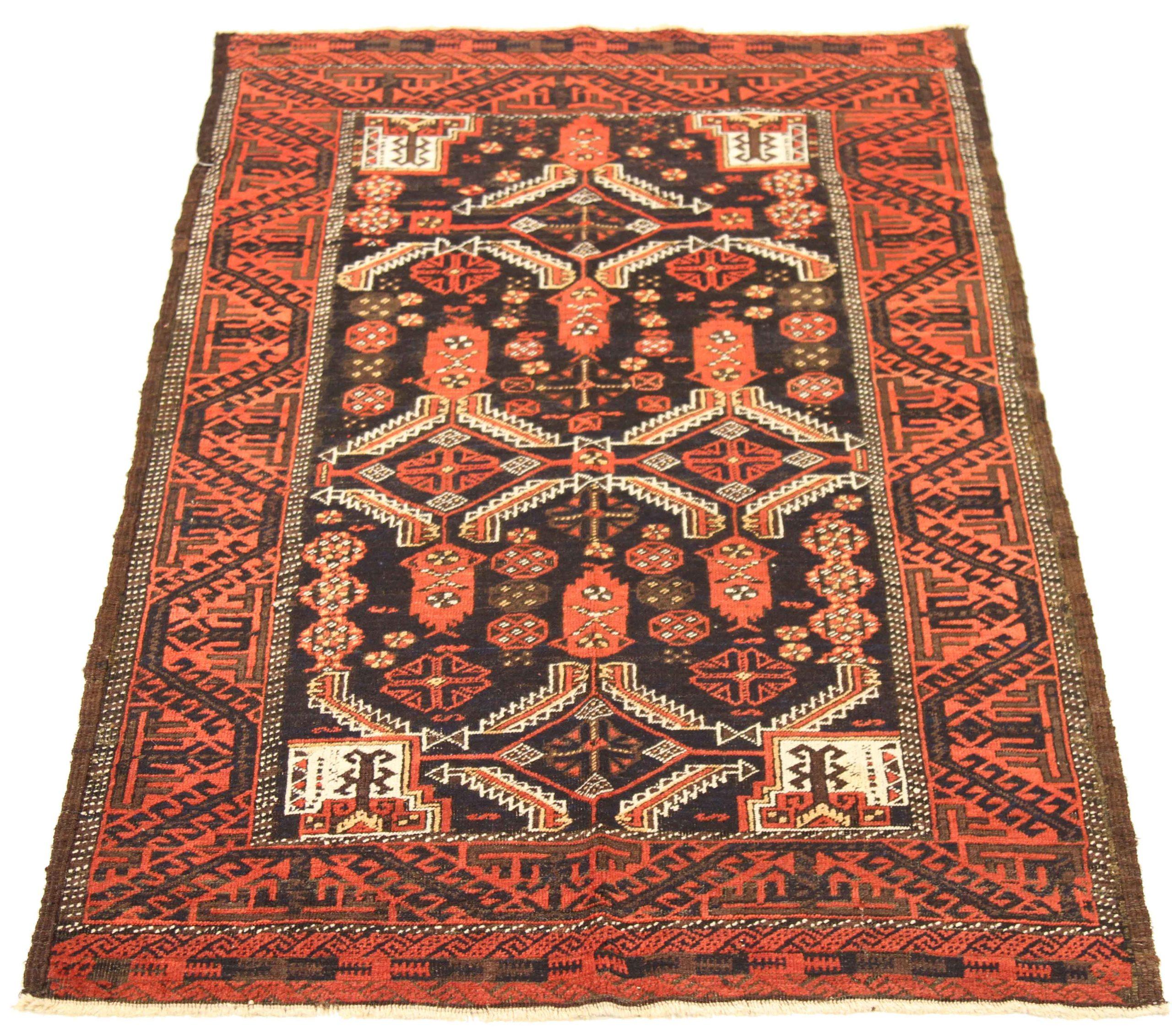 Scopri l'eleganza dei tappeti persiani Balouch, caratterizzati da tappeti d'area CIRCA 1880. Progettato con una meticolosa attenzione ai dettagli, questo design esclusivo è perfetto per valorizzare il tuo spazio.