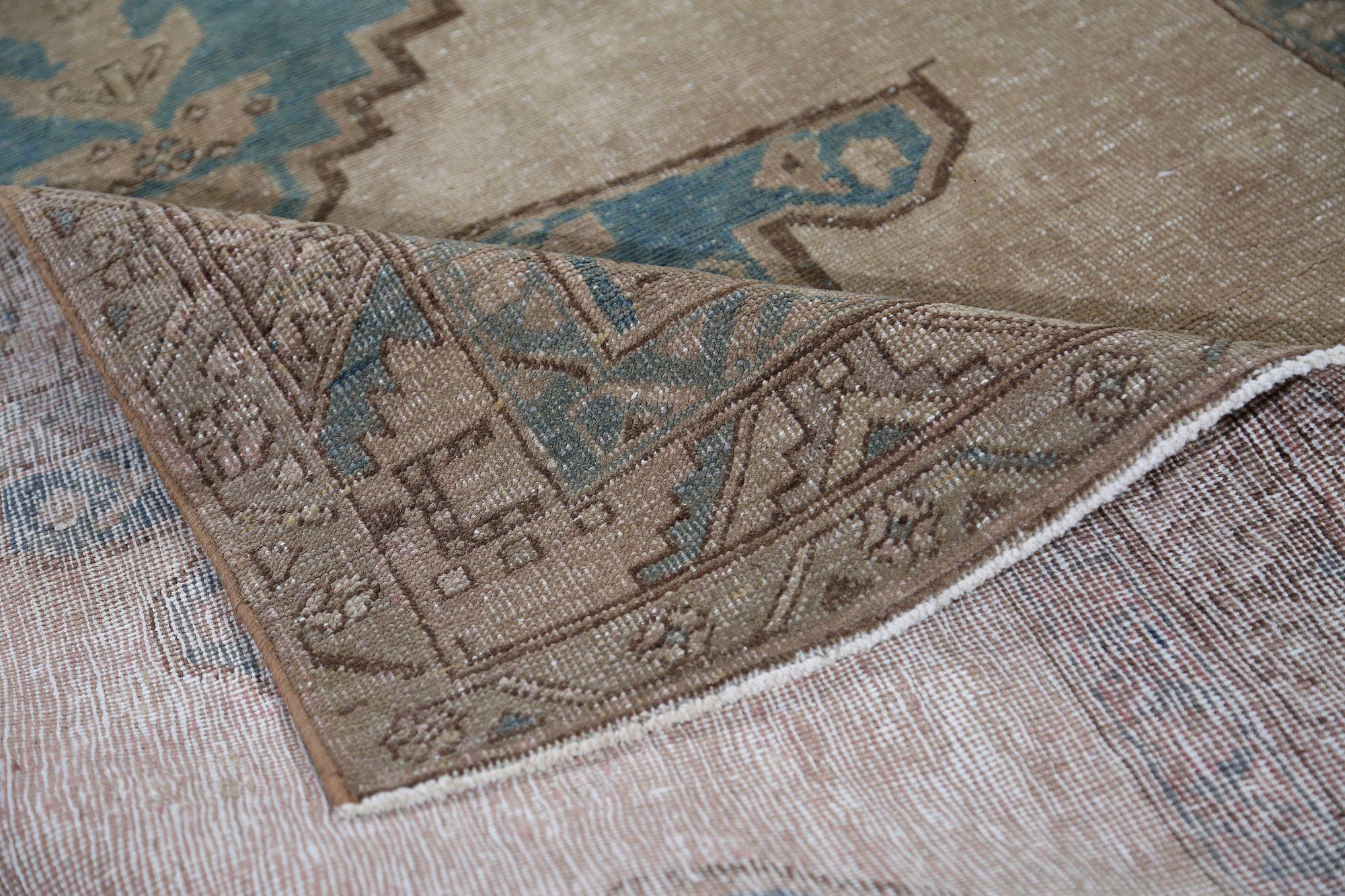 Descubre la elegancia de las alfombras persas Balouch de Circa 1880. Diseñado con lana y azul marfil, este diseño exclusivo es perfecto para realzar tu espacio.