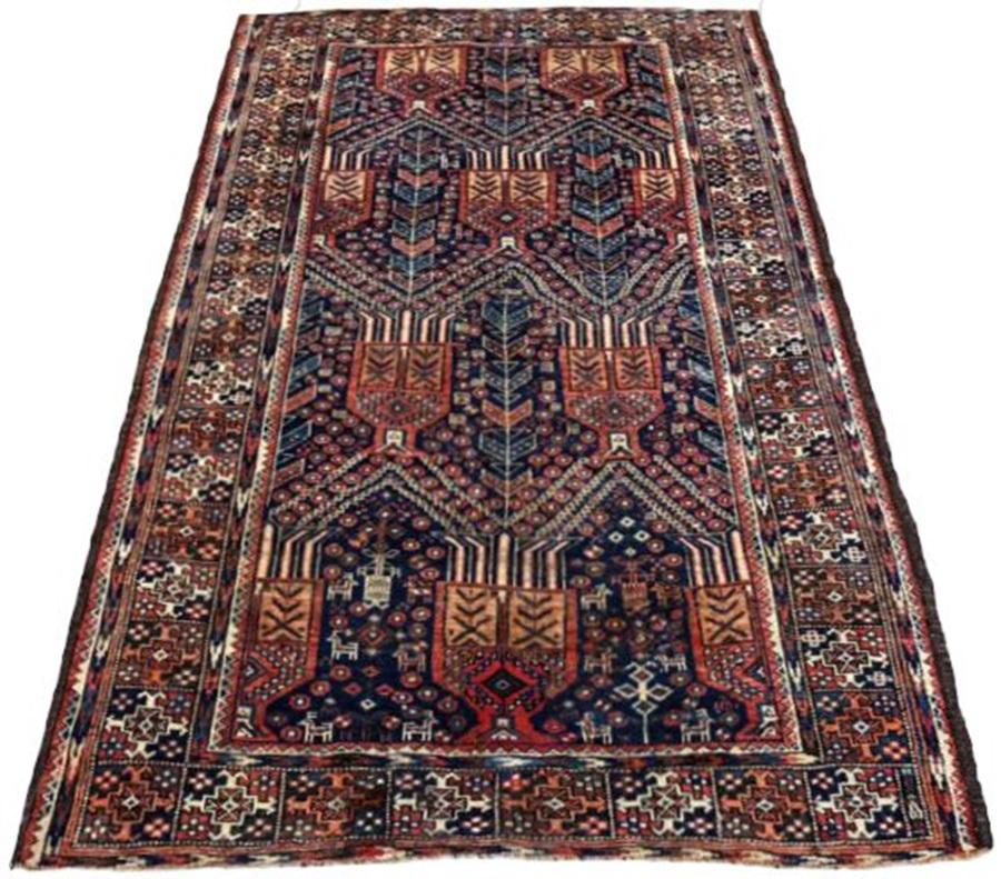 Scopri l'eleganza del tappeto persiano Balouch di piccole dimensioni del 1910. Progettato con lana e blu-avorio-marino-rosso, questo design esclusivo è perfetto per valorizzare il tuo spazio.