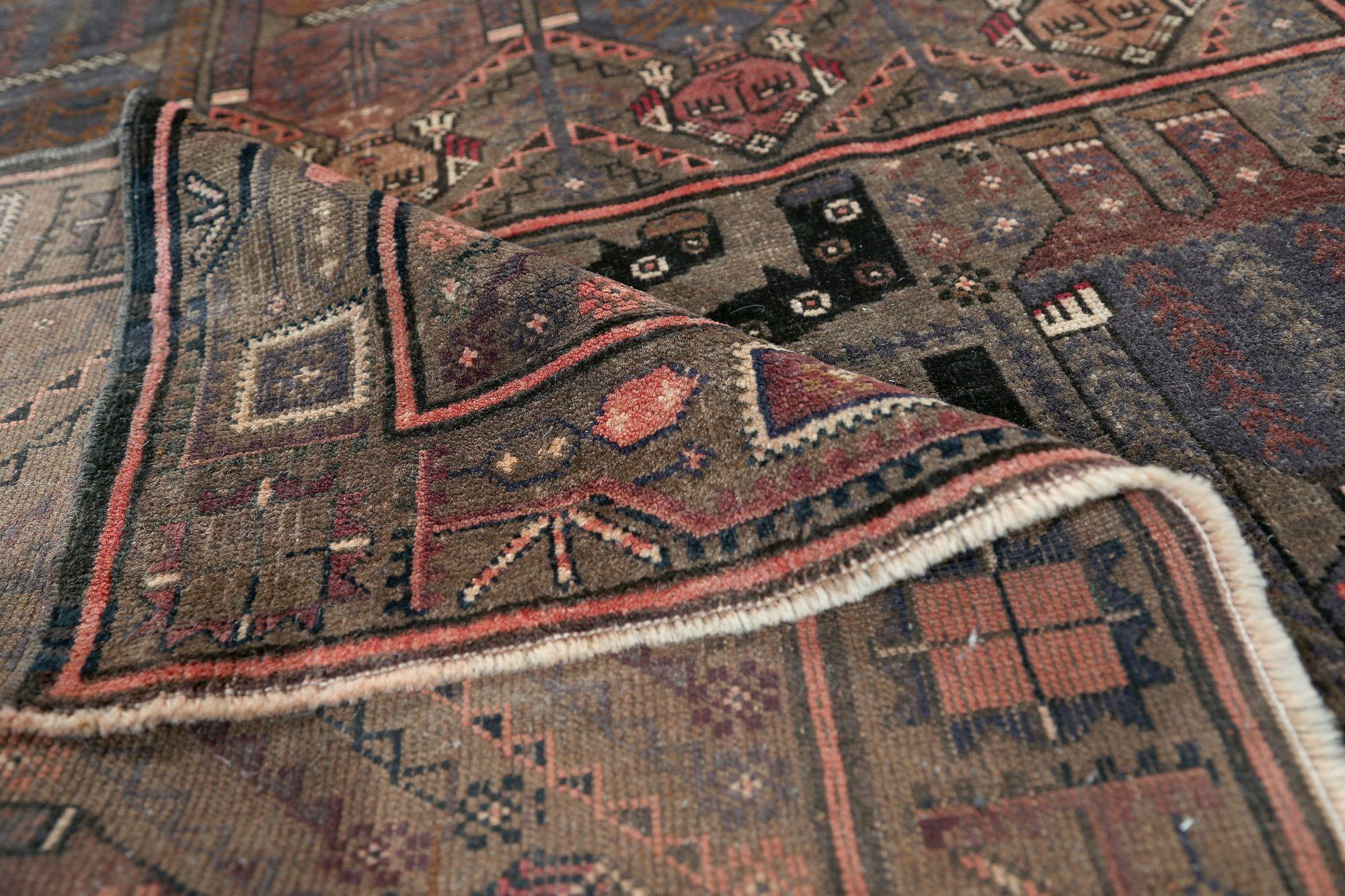Entdecken Sie die Eleganz des persischen Balouch mit dem kleinen Teppich von CIRCA 1880. Dieses exklusive Design aus Wolle und Braun ist perfekt, um Ihren Raum zu verschönern.