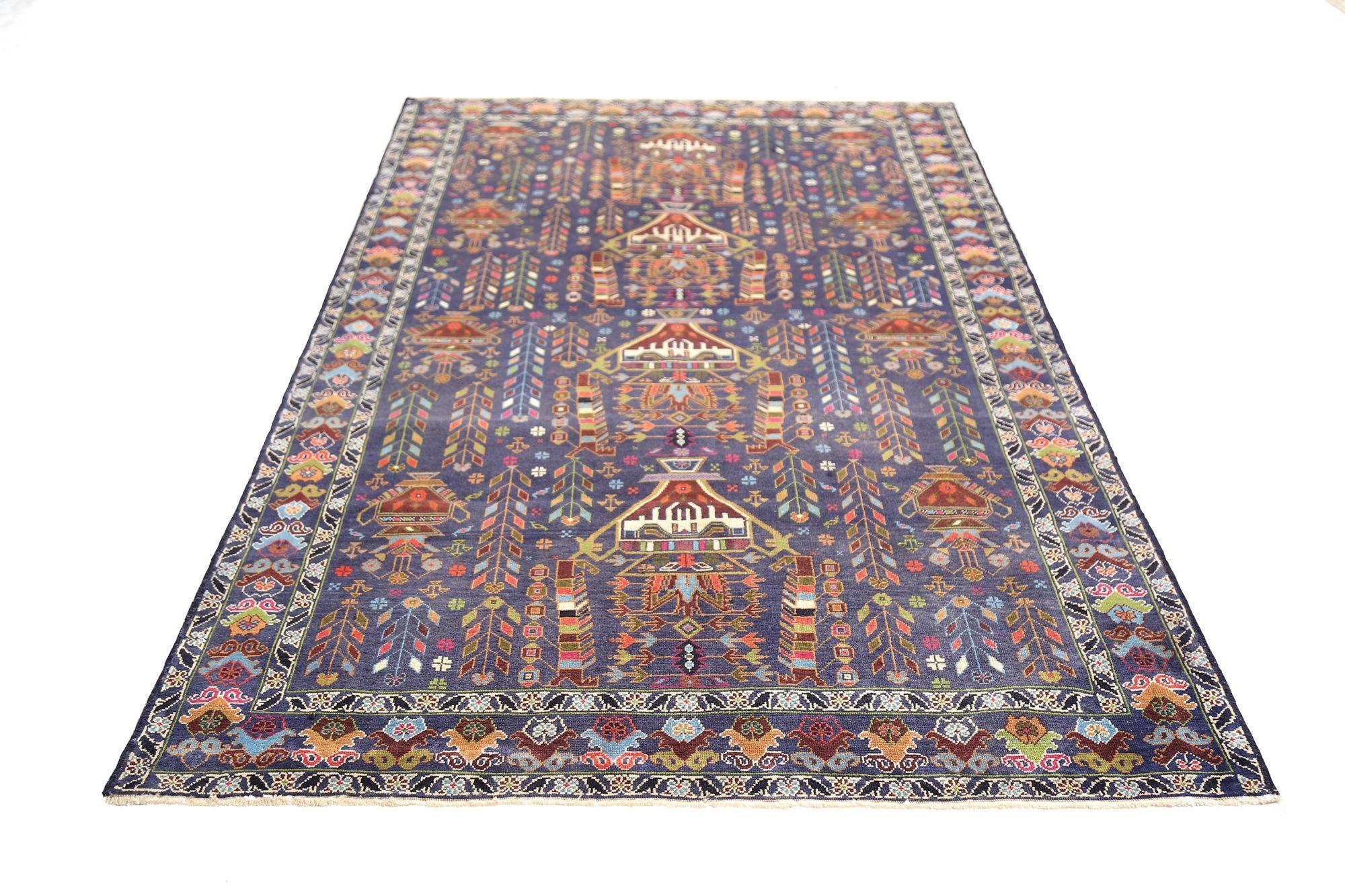 Entdecken Sie die Eleganz des persischen Balouch mit dem kleinen Teppich von CIRCA 1910. Dieses exklusive Design aus Wolle und Marineblau ist perfekt, um Ihren Raum zu verschönern.