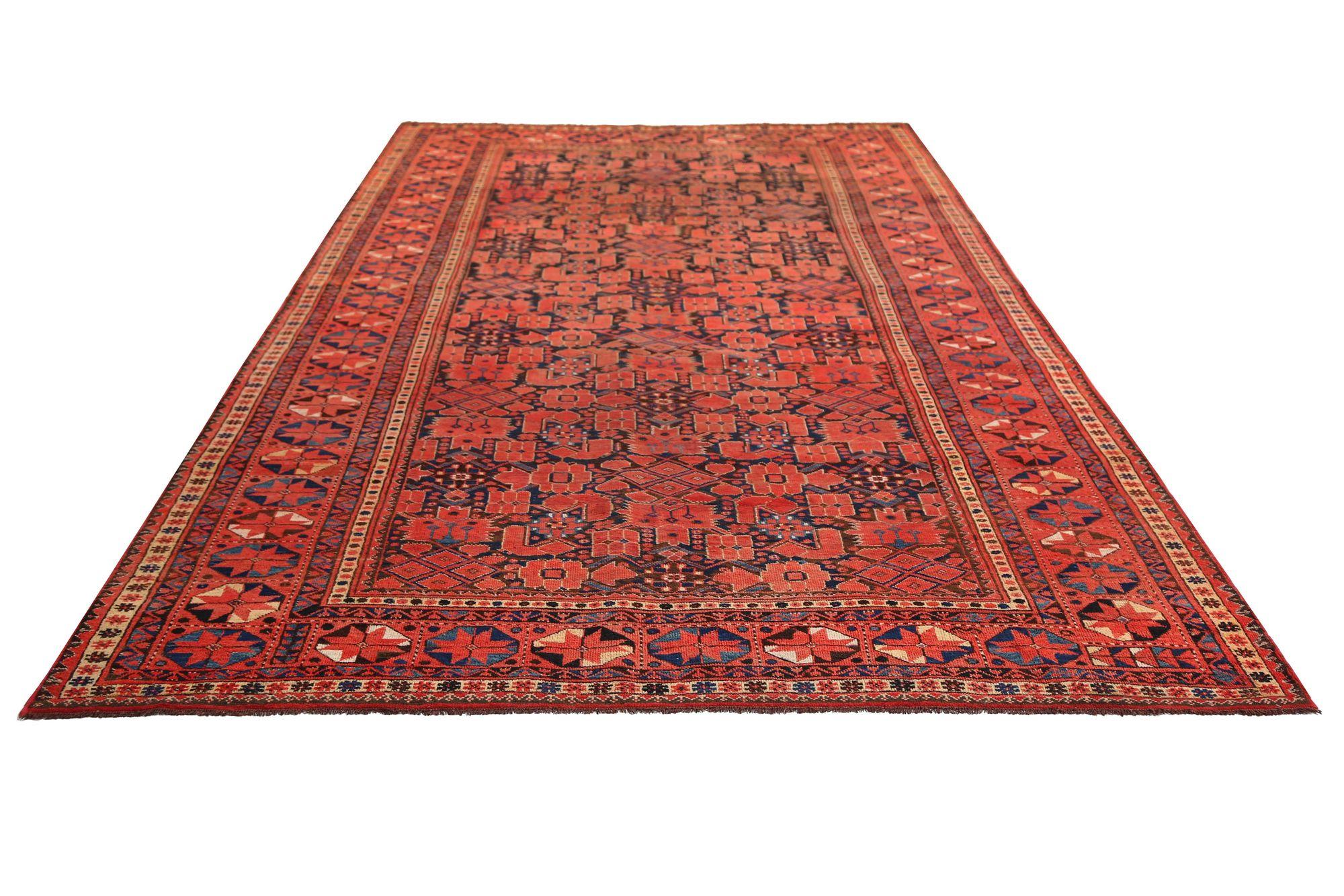 Scopri l'eleganza dei tappeti persiani Bashir, caratterizzati da tappeti d'area CIRCA 1940. Progettato con lana e BlackRed, questo design esclusivo è perfetto per valorizzare il tuo spazio.