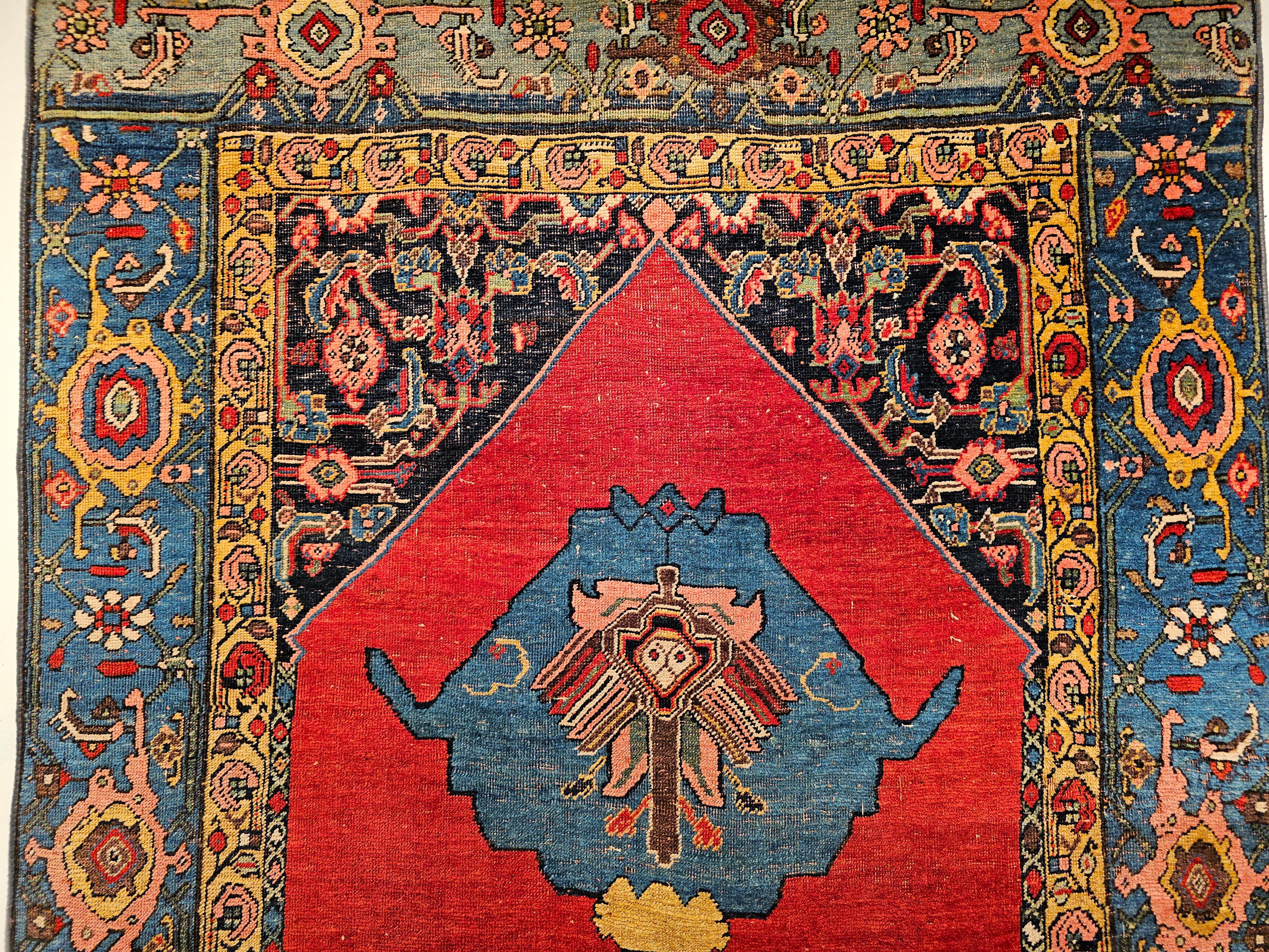 Persischer Bidjar-Teppich mit geometrischem Muster in Karneolrot und Rotkehlchenblau (Pflanzlich gefärbt) im Angebot