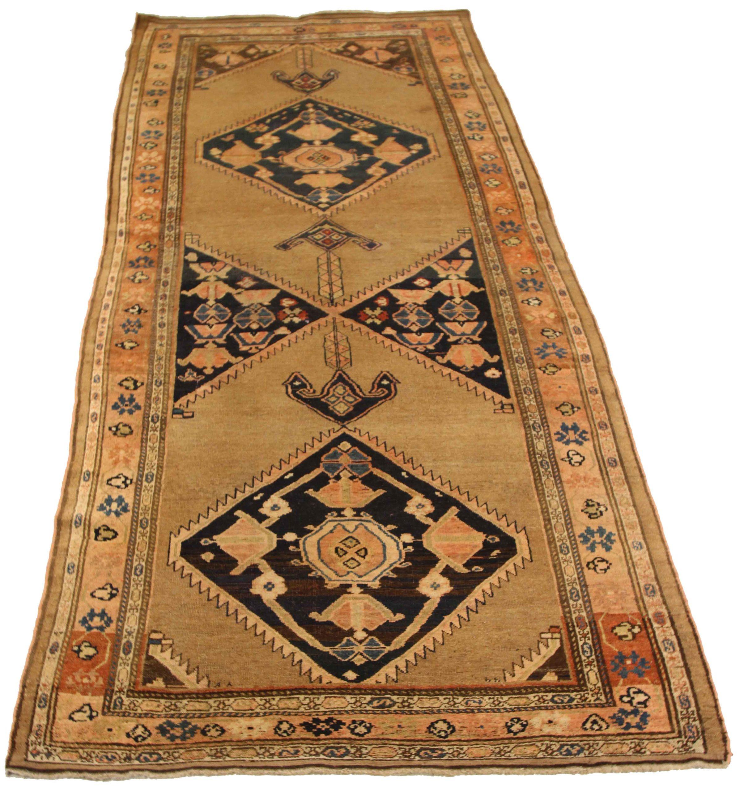 Scopri l'eleganza dei tappeti persiani Bijar, caratterizzati da un'area CIRCA del 1880. Progettato con una meticolosa attenzione ai dettagli, questo design esclusivo è perfetto per valorizzare il tuo spazio.