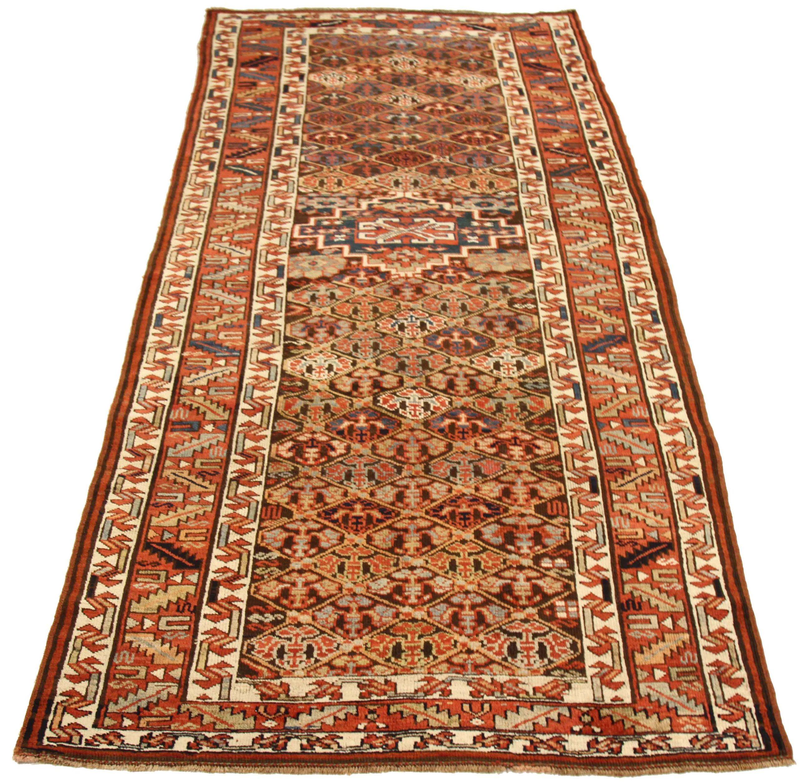 Scopri l'eleganza dei tappeti persiani Bijar, caratterizzati da un'area CIRCA del 1880. Progettato con una meticolosa attenzione ai dettagli, questo design esclusivo è perfetto per valorizzare il tuo spazio.