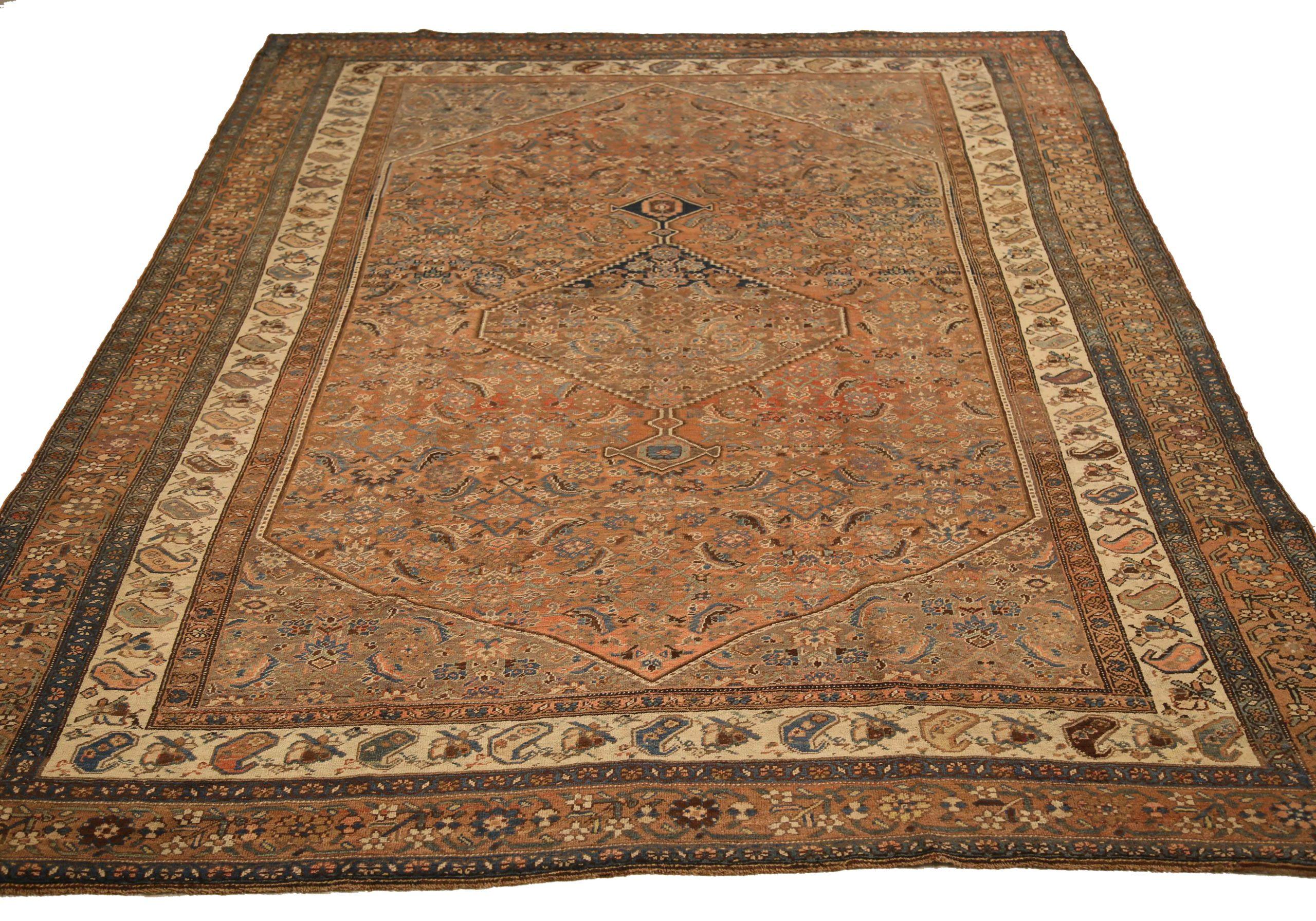 Descubre la elegancia de las alfombras persas Bijar de Circa 1880. Diseñado con meticulosa atención al detalle, este diseño exclusivo es perfecto para realzar tu espacio.