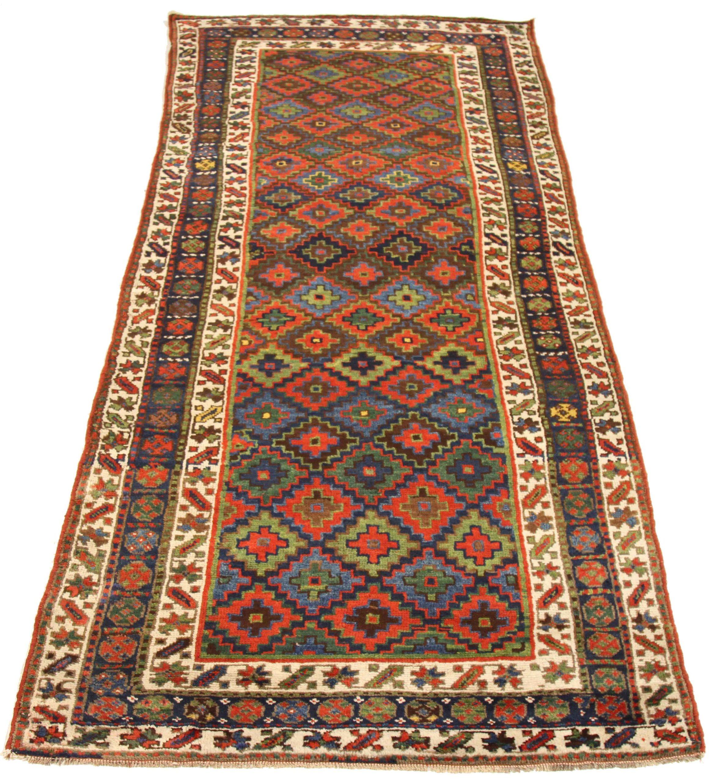 Entdecken Sie die Eleganz des persischen Bijar mit Teppichen aus der Zeit um 1880. Dieses exklusive Design, das mit viel Liebe zum Detail entworfen wurde, ist perfekt, um Ihren Raum zu verschönern.