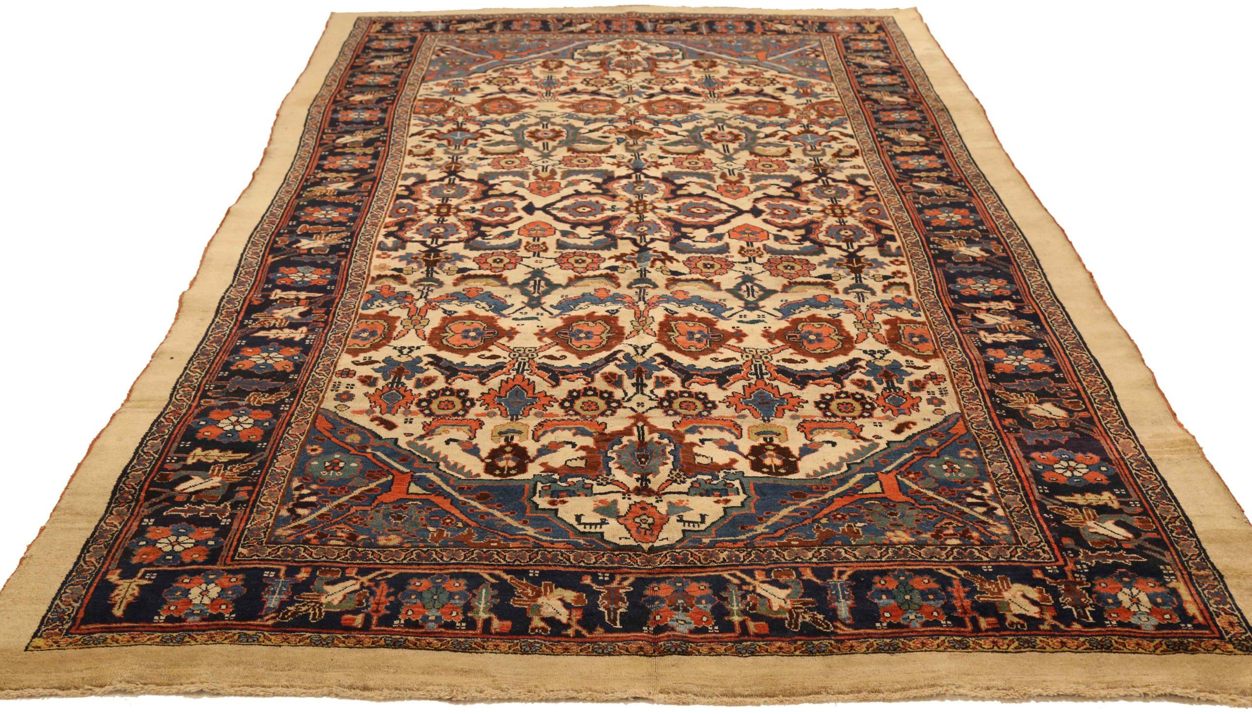 Scopri l'eleganza dei tappeti persiani Bijar, caratterizzati da un'area CIRCA del 1880. Progettato con una meticolosa attenzione ai dettagli, questo design esclusivo è perfetto per valorizzare il tuo spazio.