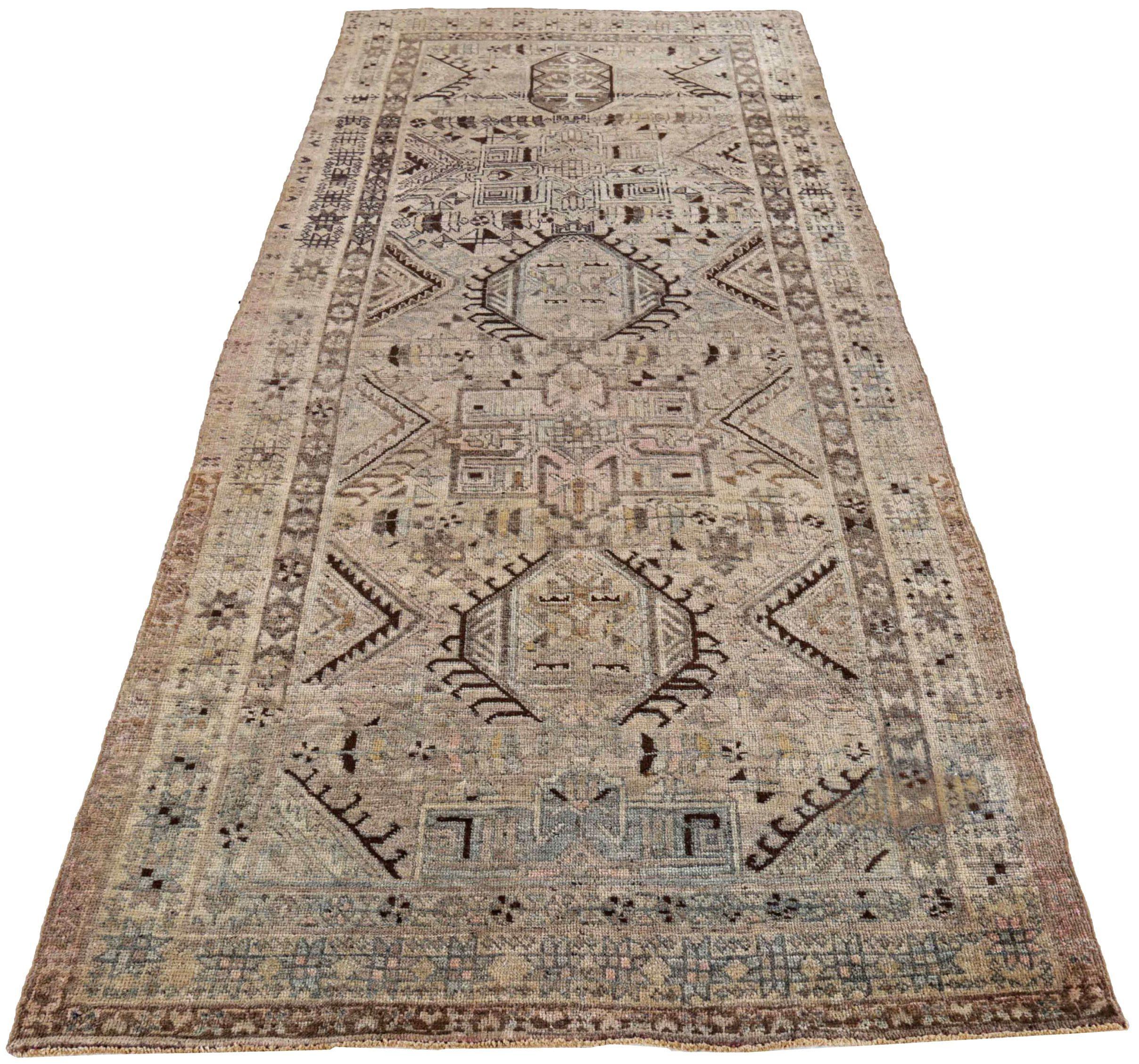 Scopri l'eleganza dei tappeti persiani Bijar, caratterizzati da un'area CIRCA del 1880. Progettato in lana e marrone-avorio, questo design esclusivo è perfetto per valorizzare il tuo spazio.