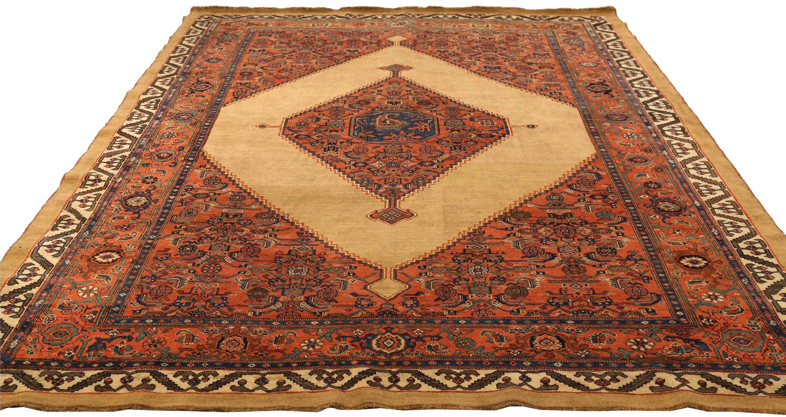 Découvrez l'élégance des tapis persans Bijar de Circa 1880. Conçu avec de la laine et de l'ivoire bleu marine, ce design exclusif est parfait pour mettre en valeur votre espace.
