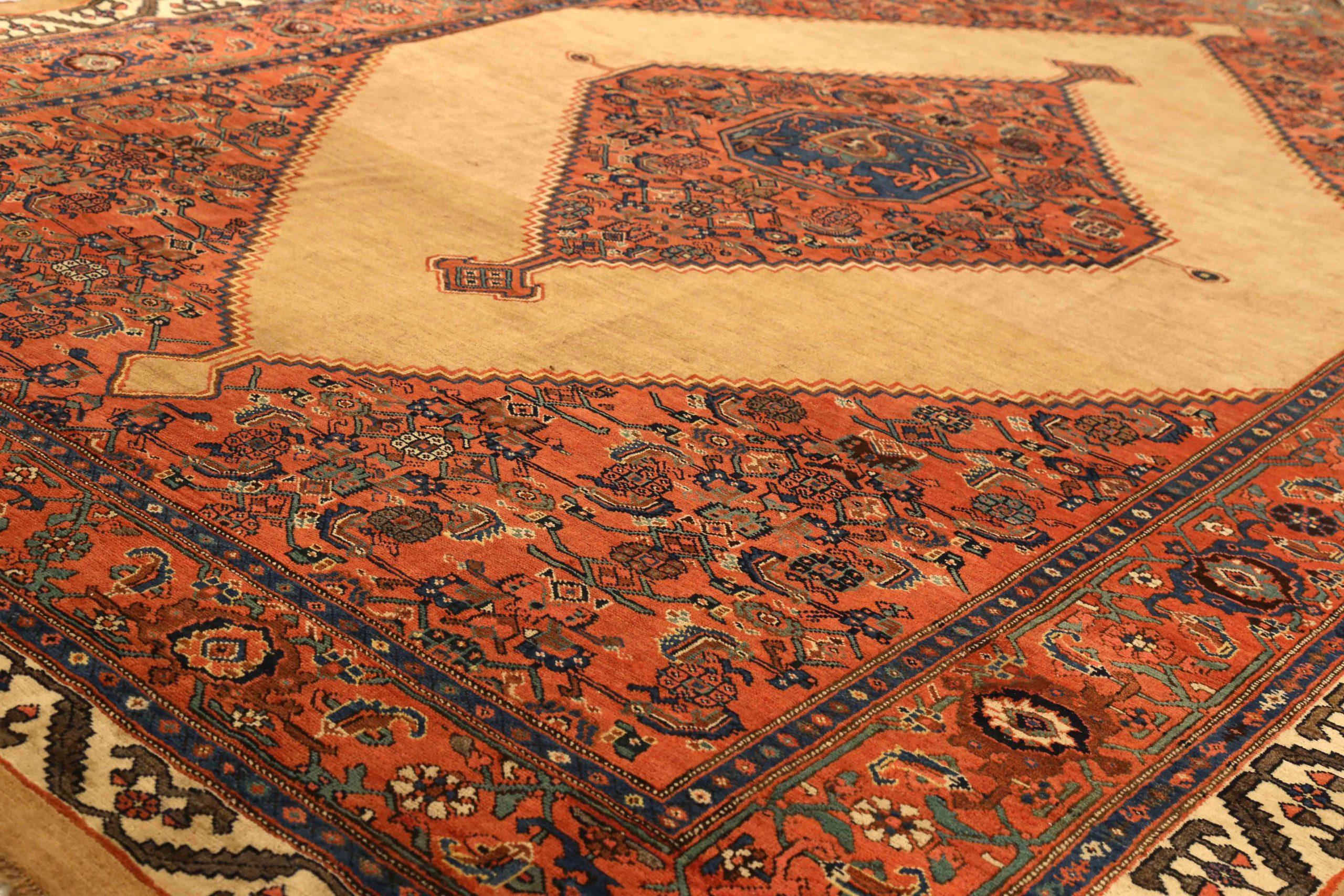 Asiatique Tapis persan Bijar Circa 1880 - Laine Ivoire Bleu marine Rouge 73072 en vente