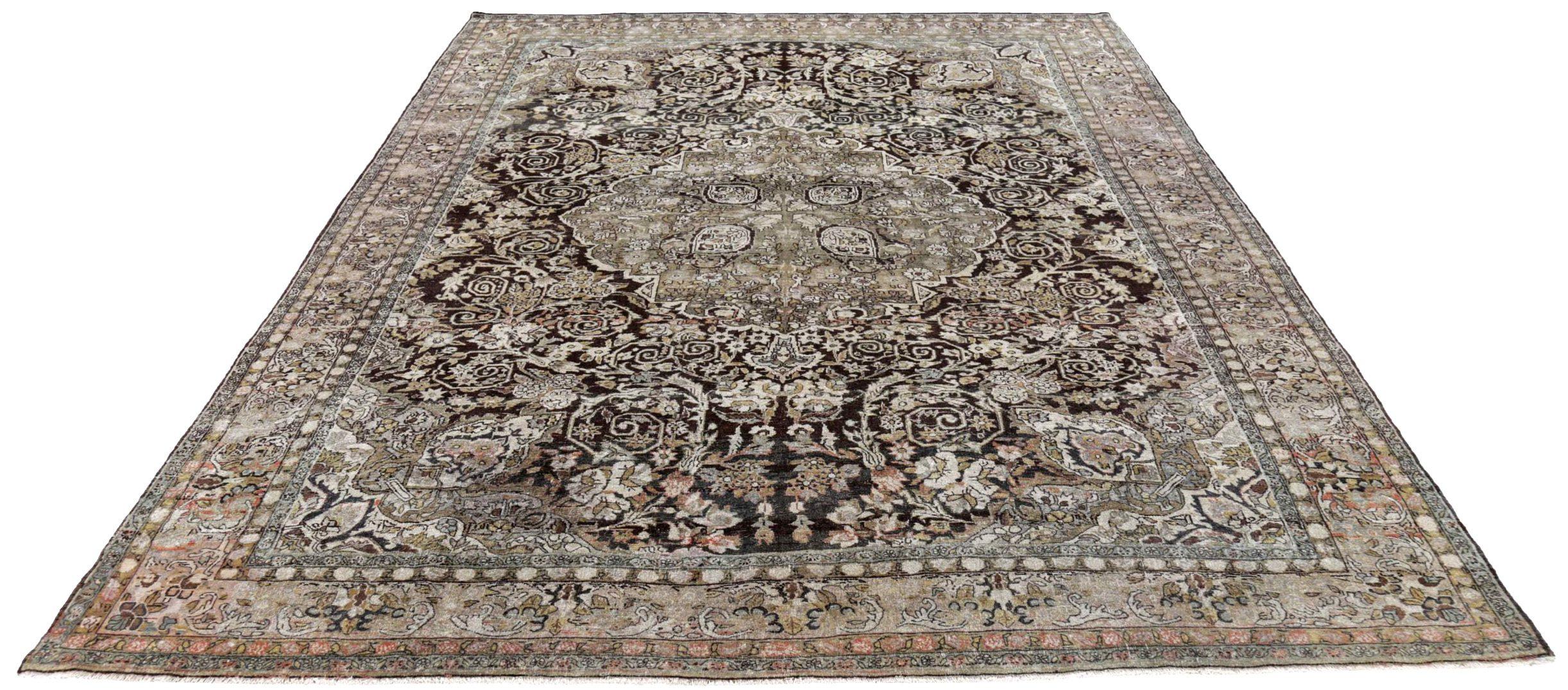 Entdecken Sie die Eleganz des persischen Bijar mit Teppichen aus der Zeit um 1910. Dieses exklusive Design aus Wolle und Braun-Elfenbein ist perfekt, um Ihren Raum zu verschönern.