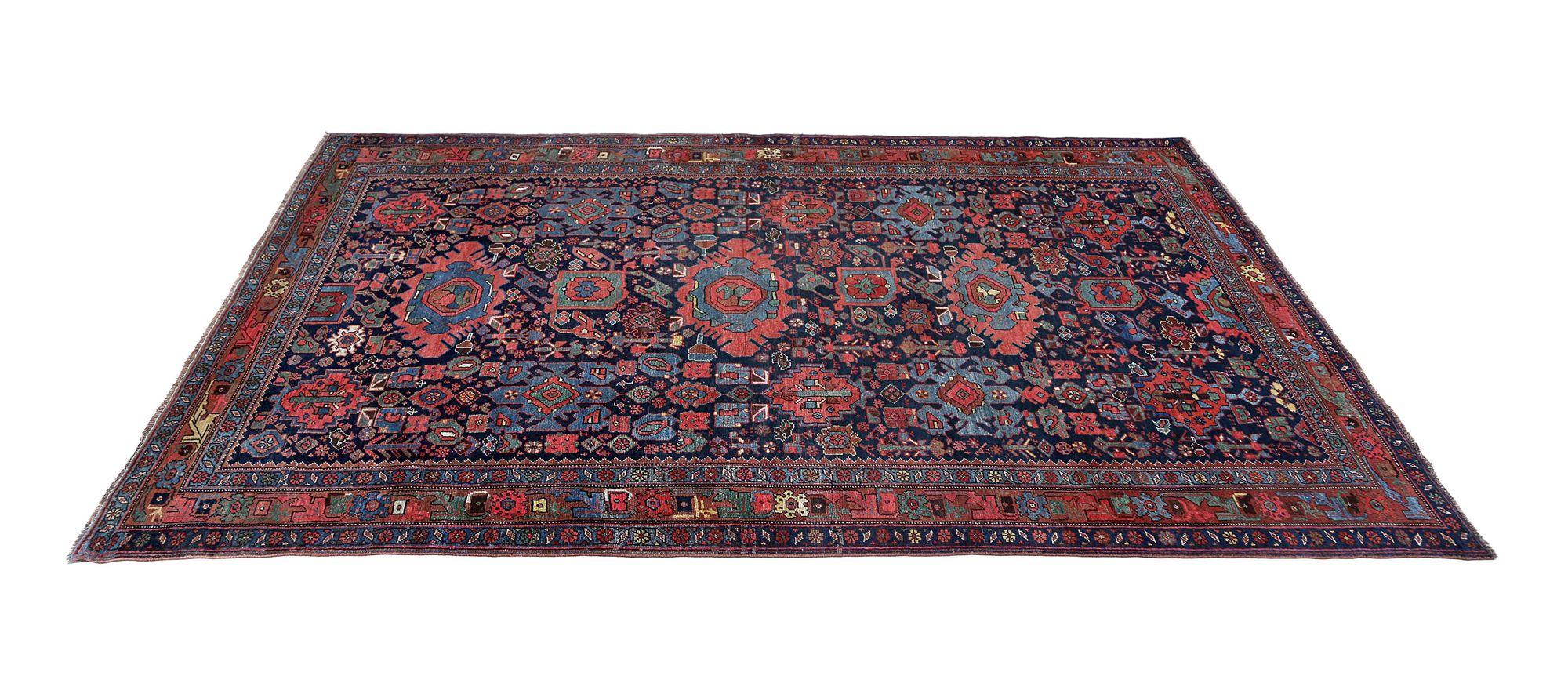 Entdecken Sie die Eleganz des persischen Bijar mit Teppichen aus der Zeit um 1910. Dieses exklusive Design in den Farben Wolle und SchwarzBlauBraunRosa ist perfekt, um Ihren Raum zu verschönern.