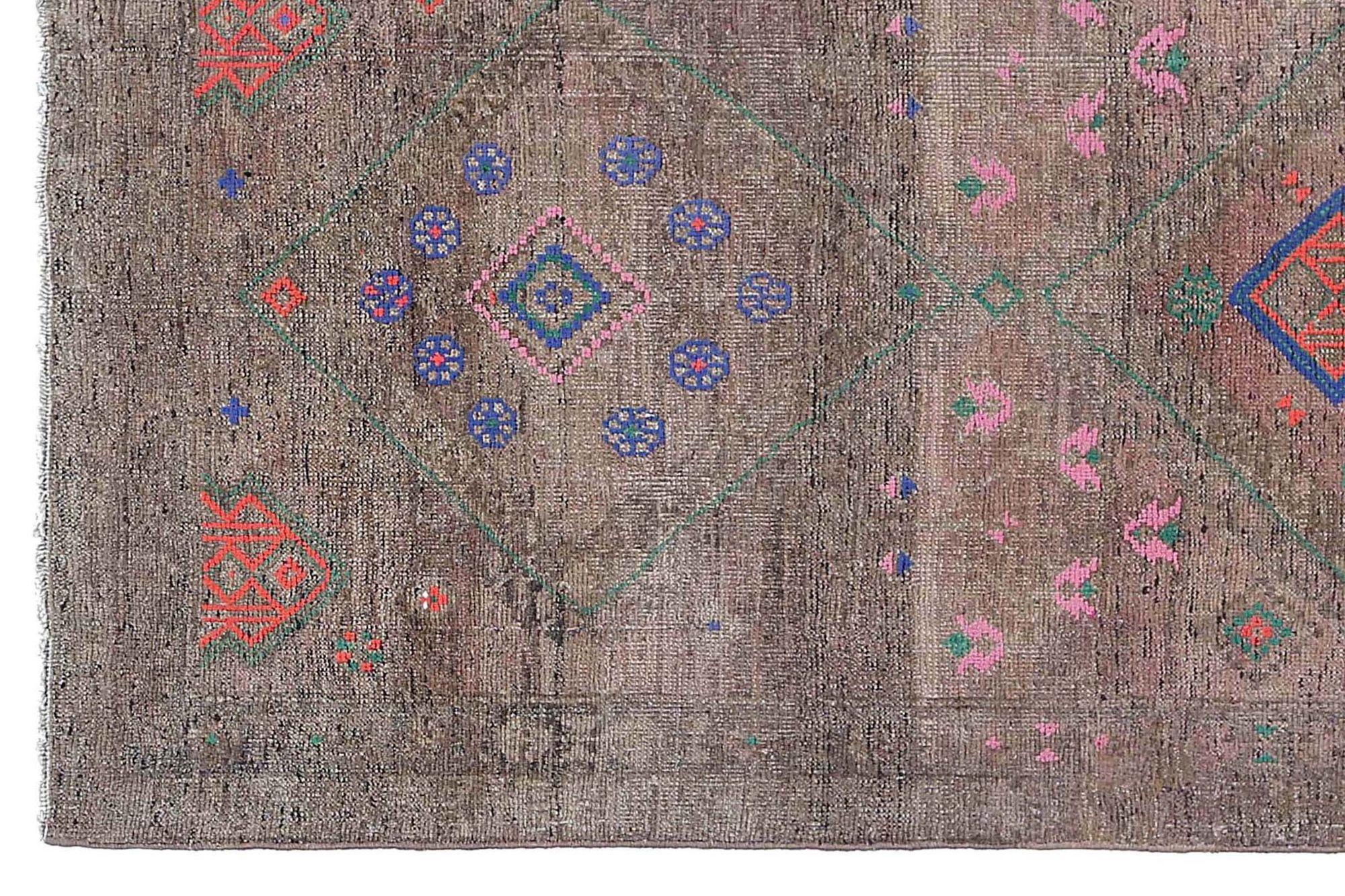 Entdecken Sie die Eleganz des persischen Bijar mit Teppichen aus der Zeit um 1910. Dieses exklusive Design aus Wolle und BluePinkTaupe ist perfekt, um Ihren Raum zu verschönern.