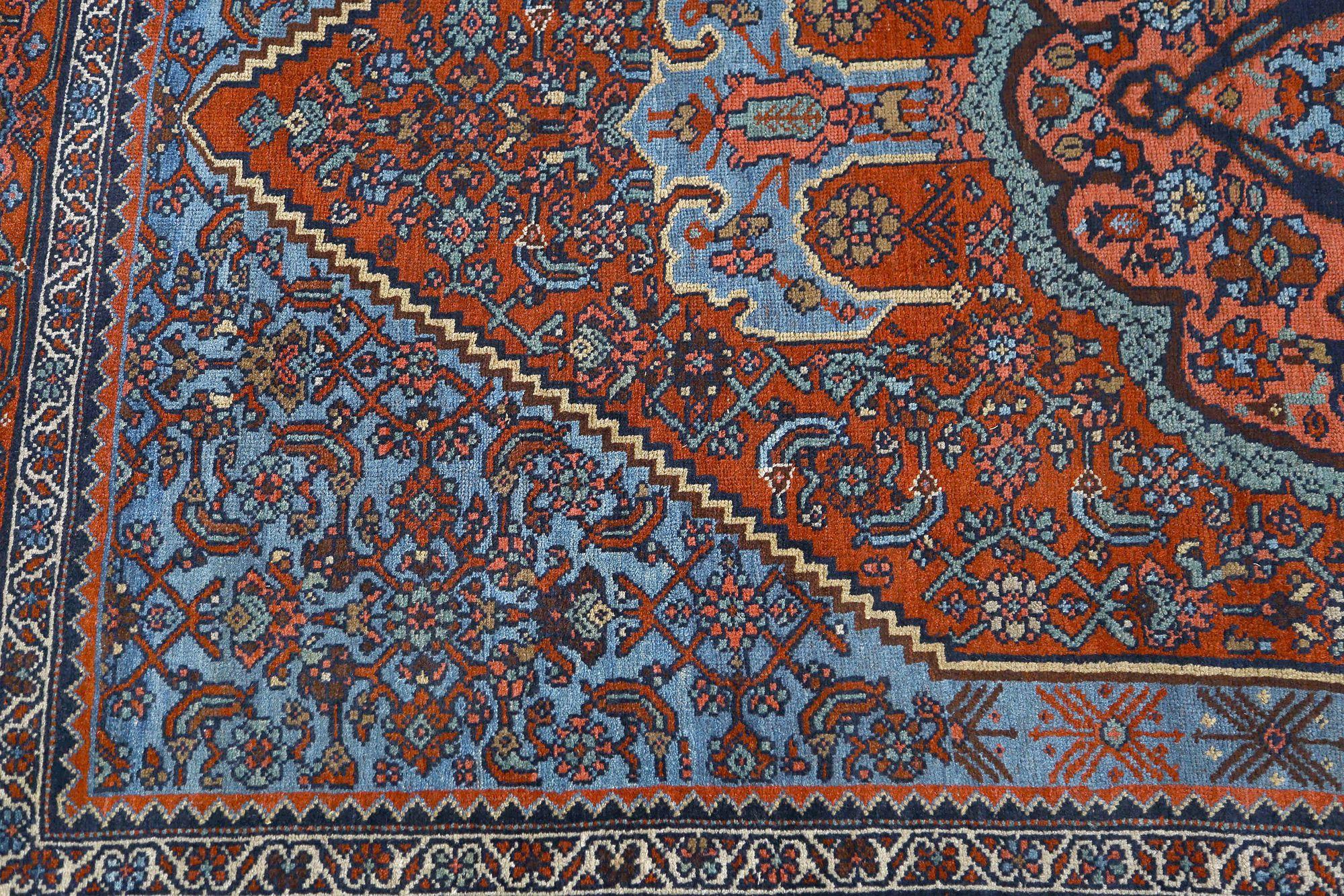 Entdecken Sie die Eleganz des persischen Bijar mit Teppichen aus der Zeit um 1910. Dieses exklusive Design mit Wolle und BlueRed ist perfekt, um Ihren Raum zu verschönern.
