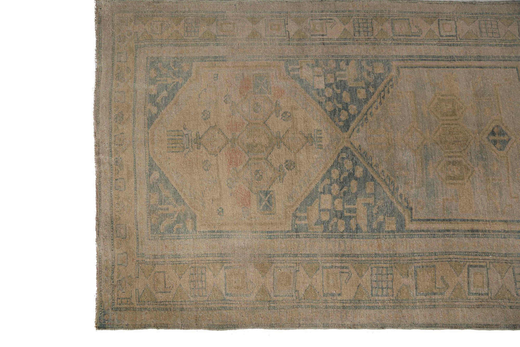 Entdecken Sie die Eleganz des persischen Bijar mit Teppichen aus der Zeit um 1910. Dieses exklusive Design aus Wolle und BlueTaupe ist perfekt, um Ihren Raum zu verschönern.