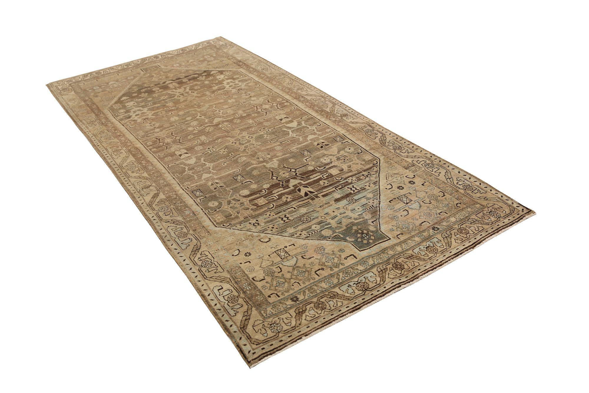 Scopri l'eleganza dei tappeti persiani Bijar, caratterizzati da un'area CIRCA del 1910. Progettato in lana e marrone, questo design esclusivo è perfetto per valorizzare il tuo spazio.