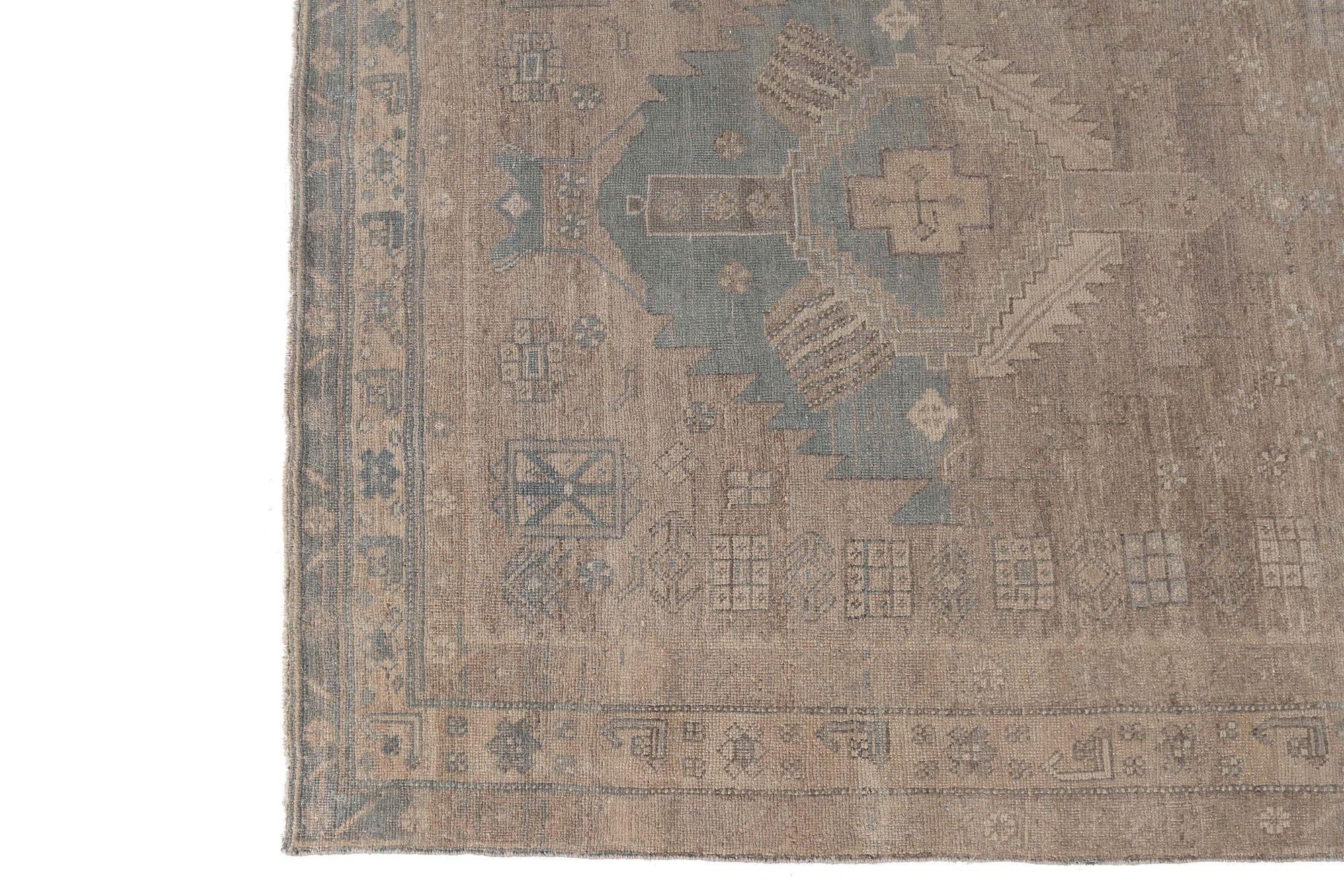 Scopri l'eleganza dei tappeti persiani Bijar, caratterizzati da un'area CIRCA del 1910. Progettato in lana e marrone, questo design esclusivo è perfetto per valorizzare il tuo spazio.