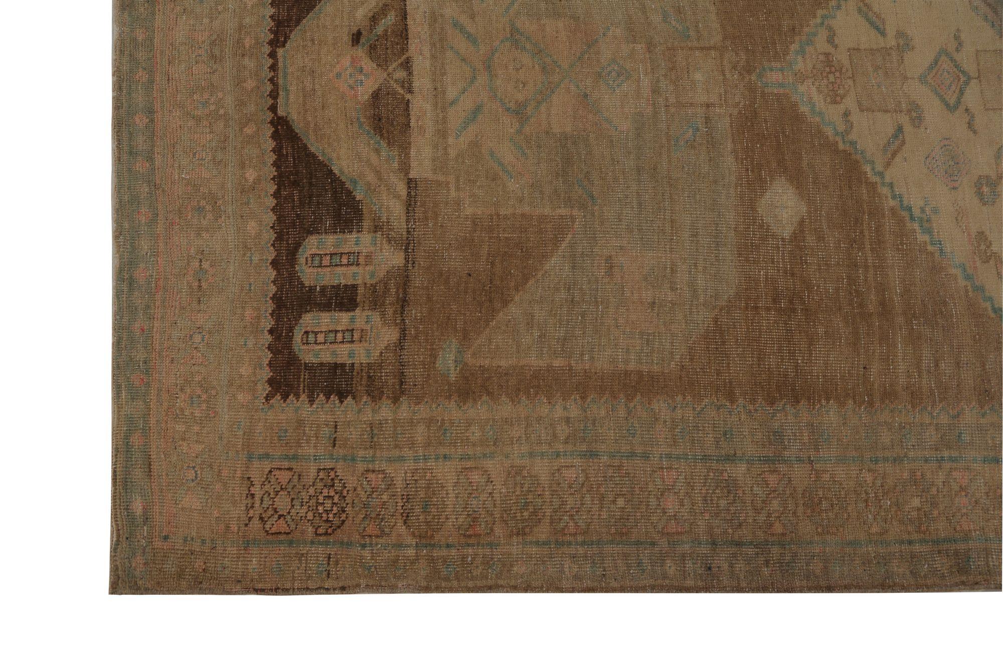 Scopri l'eleganza dei tappeti persiani Bijar, caratterizzati da un'area CIRCA del 1910. Progettato in lana e marrone, questo design esclusivo è perfetto per valorizzare il tuo spazio.