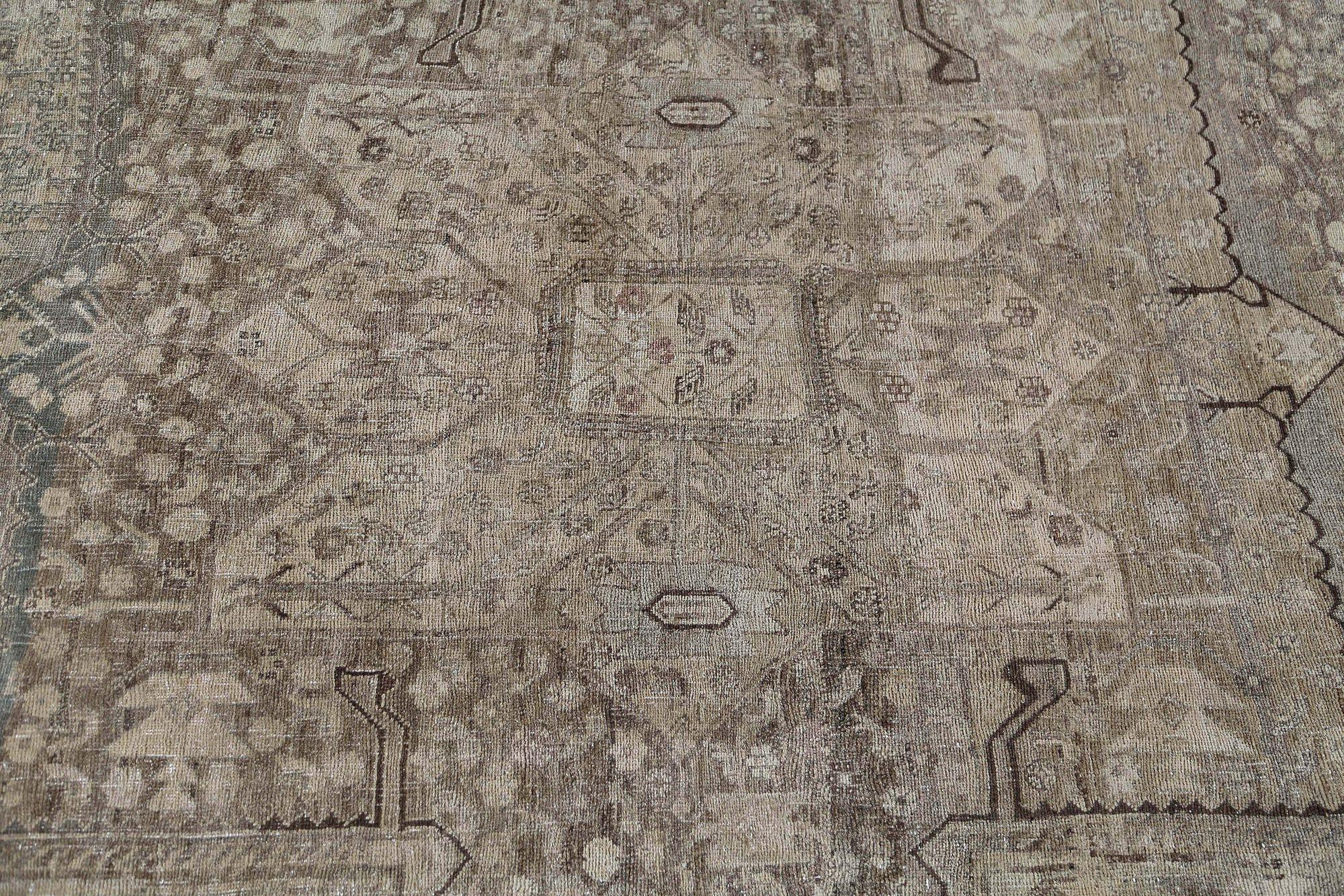 Scopri l'eleganza dei tappeti persiani Bijar, caratterizzati da un'area CIRCA del 1880. Progettato in lana e marrone, questo design esclusivo è perfetto per valorizzare il tuo spazio.