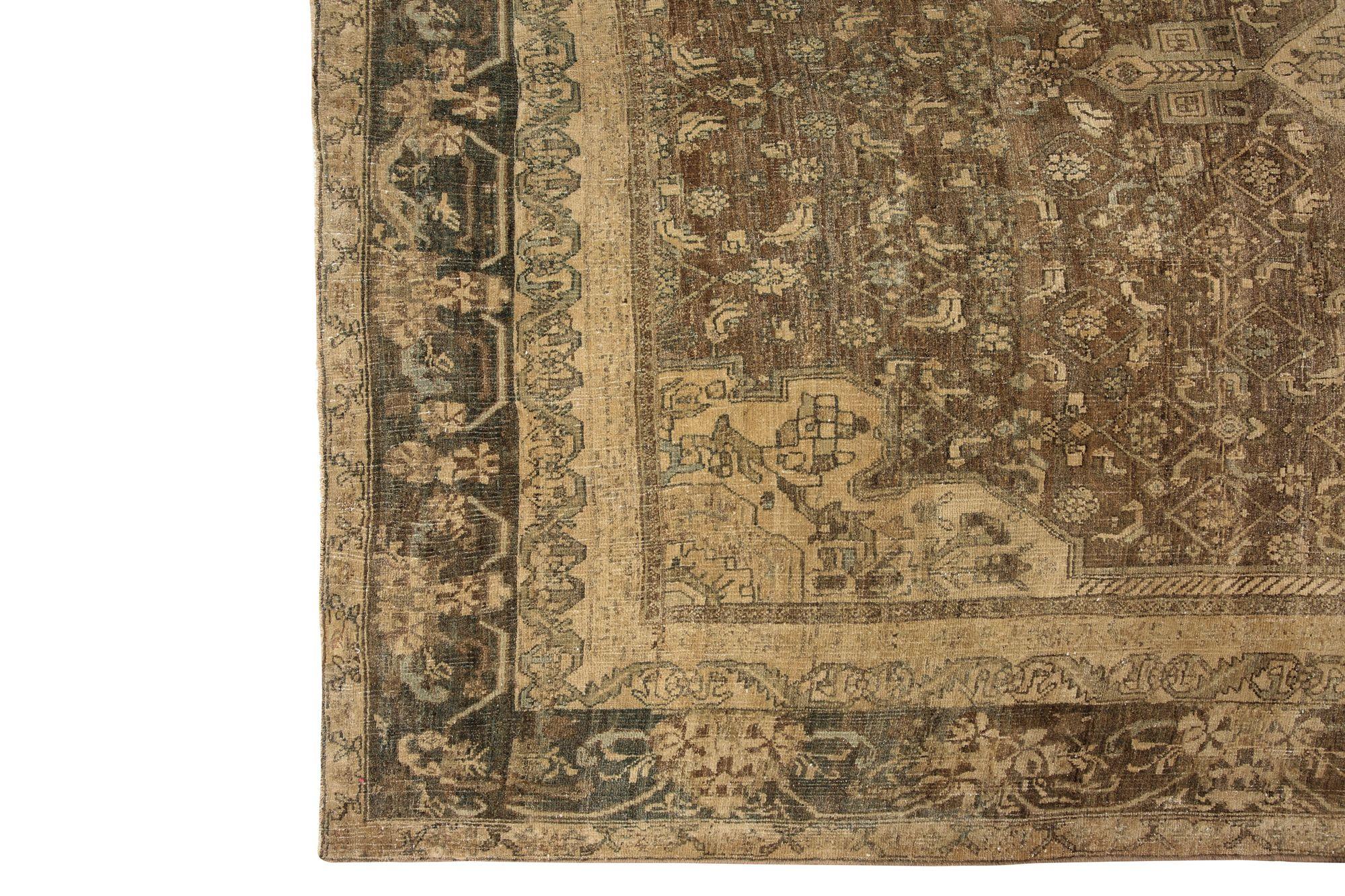 Entdecken Sie die Eleganz des persischen Bijar mit Teppichen aus der Zeit um 1910. Dieses exklusive Design aus Wolle und Braun ist perfekt, um Ihren Raum zu verschönern.
