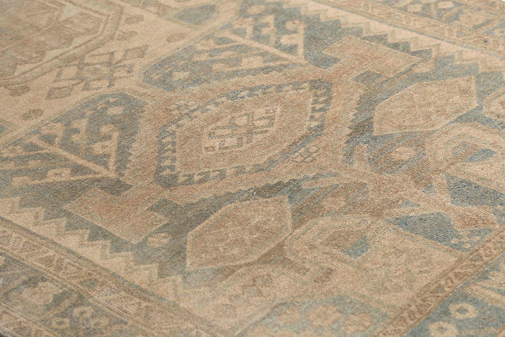 Scopri l'eleganza dei tappeti persiani Bijar, caratterizzati da un'area CIRCA del 1880. Progettato con lana e marrone-grigio, questo design esclusivo è perfetto per valorizzare il tuo spazio.
