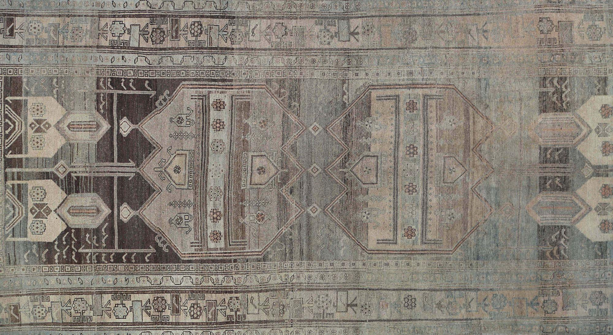 Entdecken Sie die Eleganz des persischen Bijar mit Teppichen aus der Zeit um 1910. Dieses exklusive Design aus Wolle und Braun-Elfenbein ist perfekt, um Ihren Raum zu verschönern.
