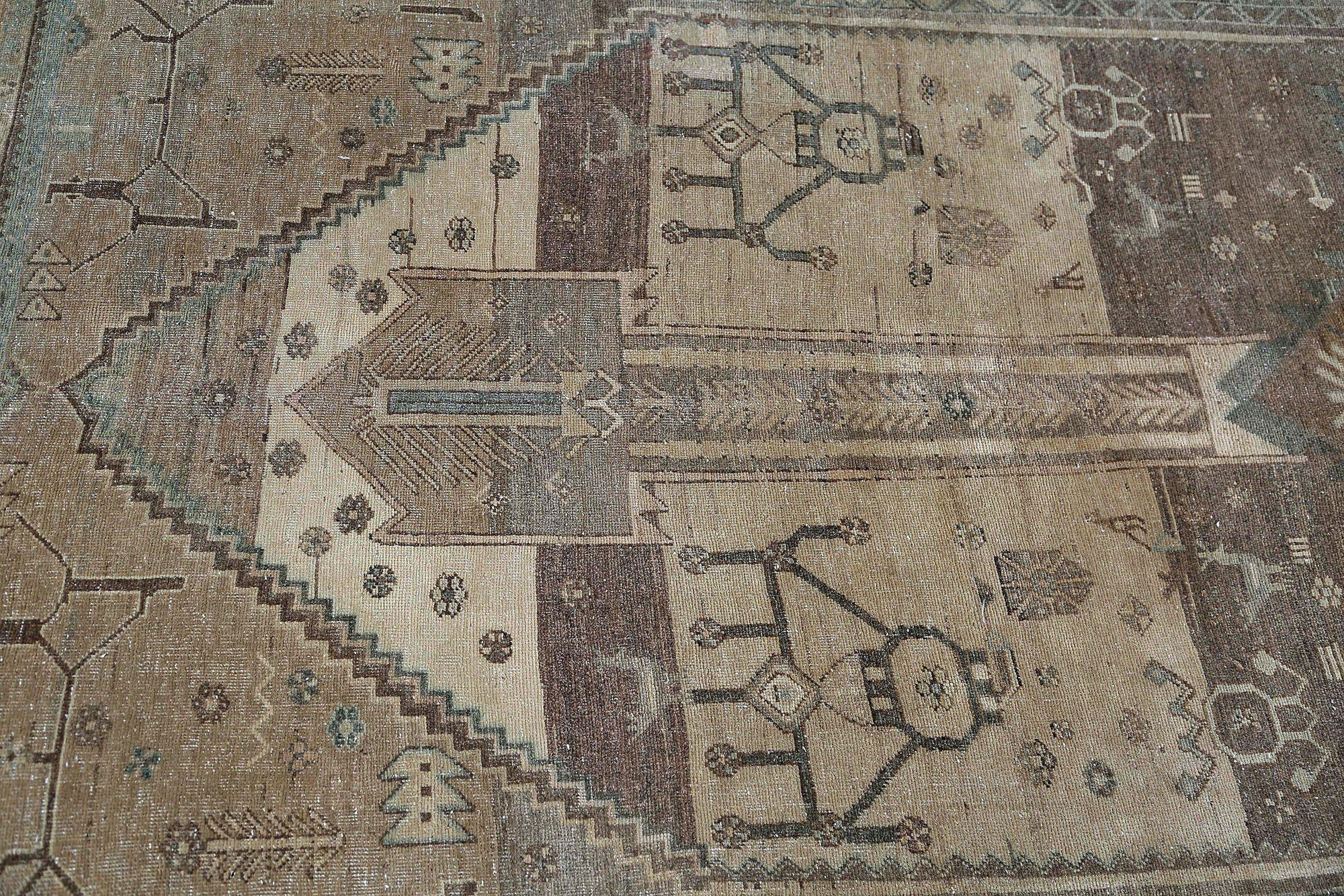 Découvrez l'élégance des tapis persans Bijar de Circa 1880. Conçu avec de la laine et du Design/One, ce design exclusif est parfait pour mettre en valeur votre espace.