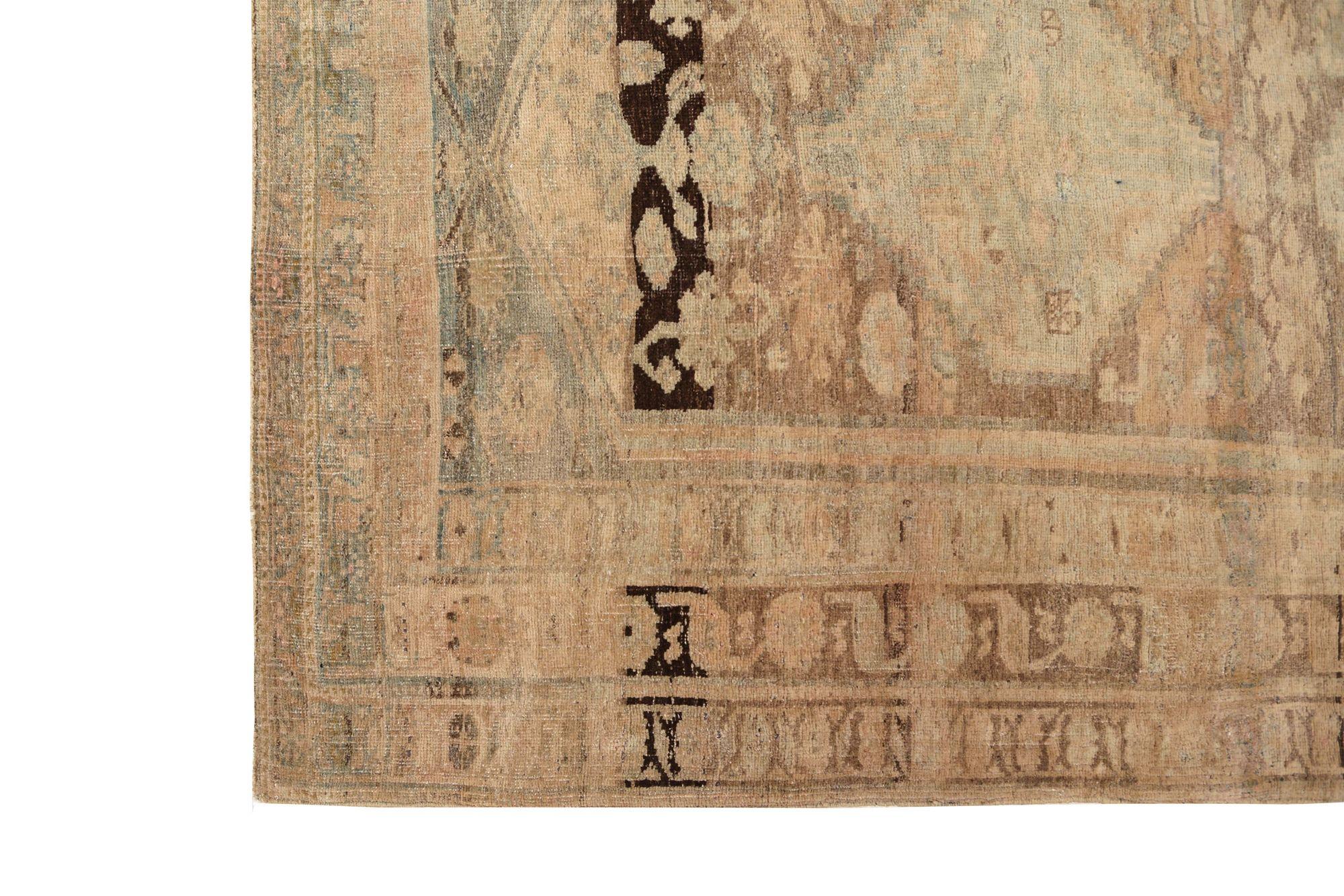 Entdecken Sie die Eleganz des persischen Bijar mit Teppichen aus der Zeit um 1910. Dieses exklusive Design aus Wolle in den Farben Braun, Elfenbein und Hellblau ist perfekt, um Ihren Raum zu verschönern.