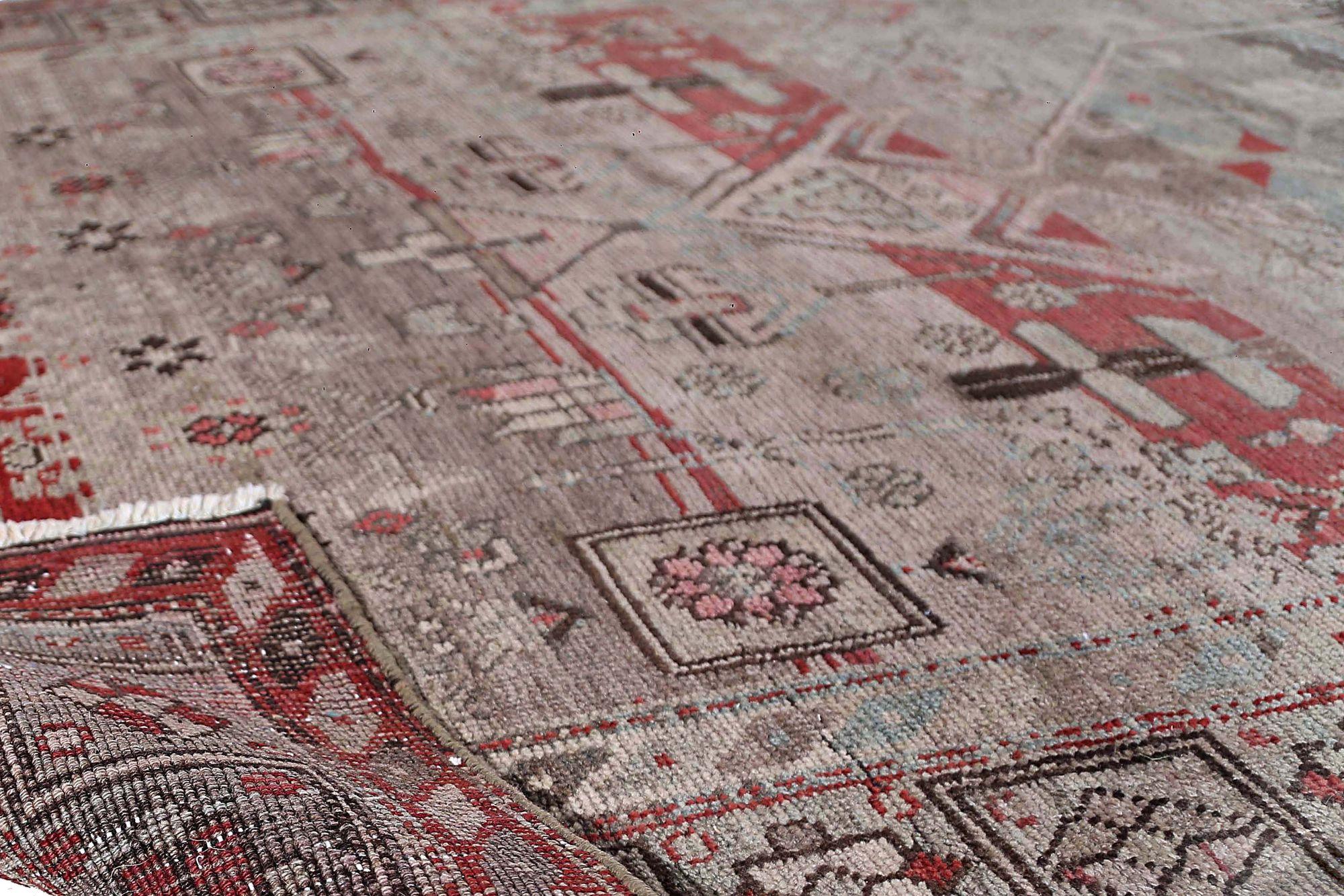Entdecken Sie die Eleganz des persischen Bijar mit Teppichen aus der Zeit um 1880. Dieses exklusive Design aus Wolle und Braun-Elfenbein-Rosa ist perfekt, um Ihren Raum zu verschönern.
