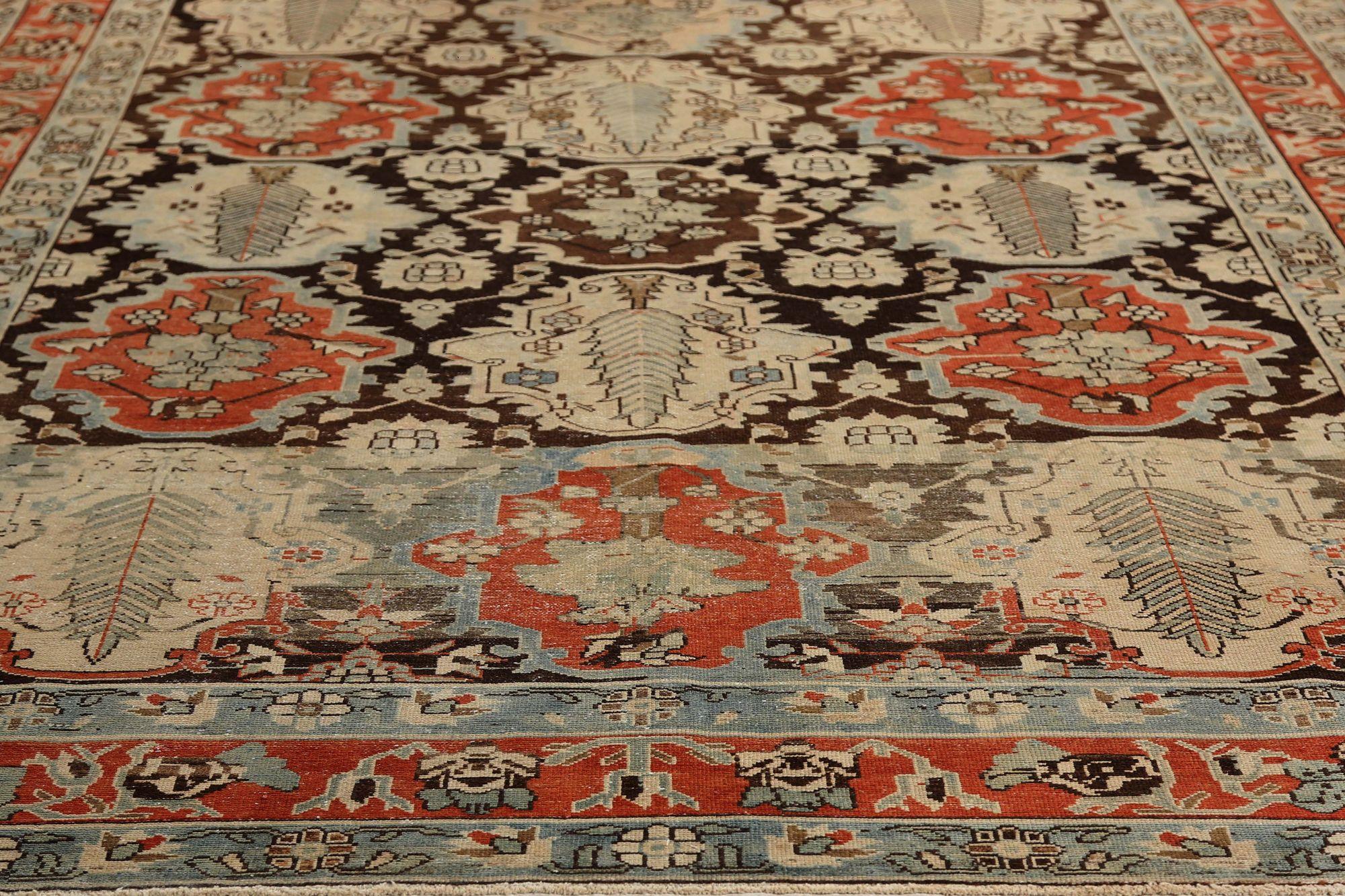 Entdecken Sie die Eleganz des persischen Bijar mit Teppichen aus der Zeit um 1910. Dieses exklusive Design aus Wolle und Braun-Elfenbein-Rot ist perfekt, um Ihren Raum zu verschönern.