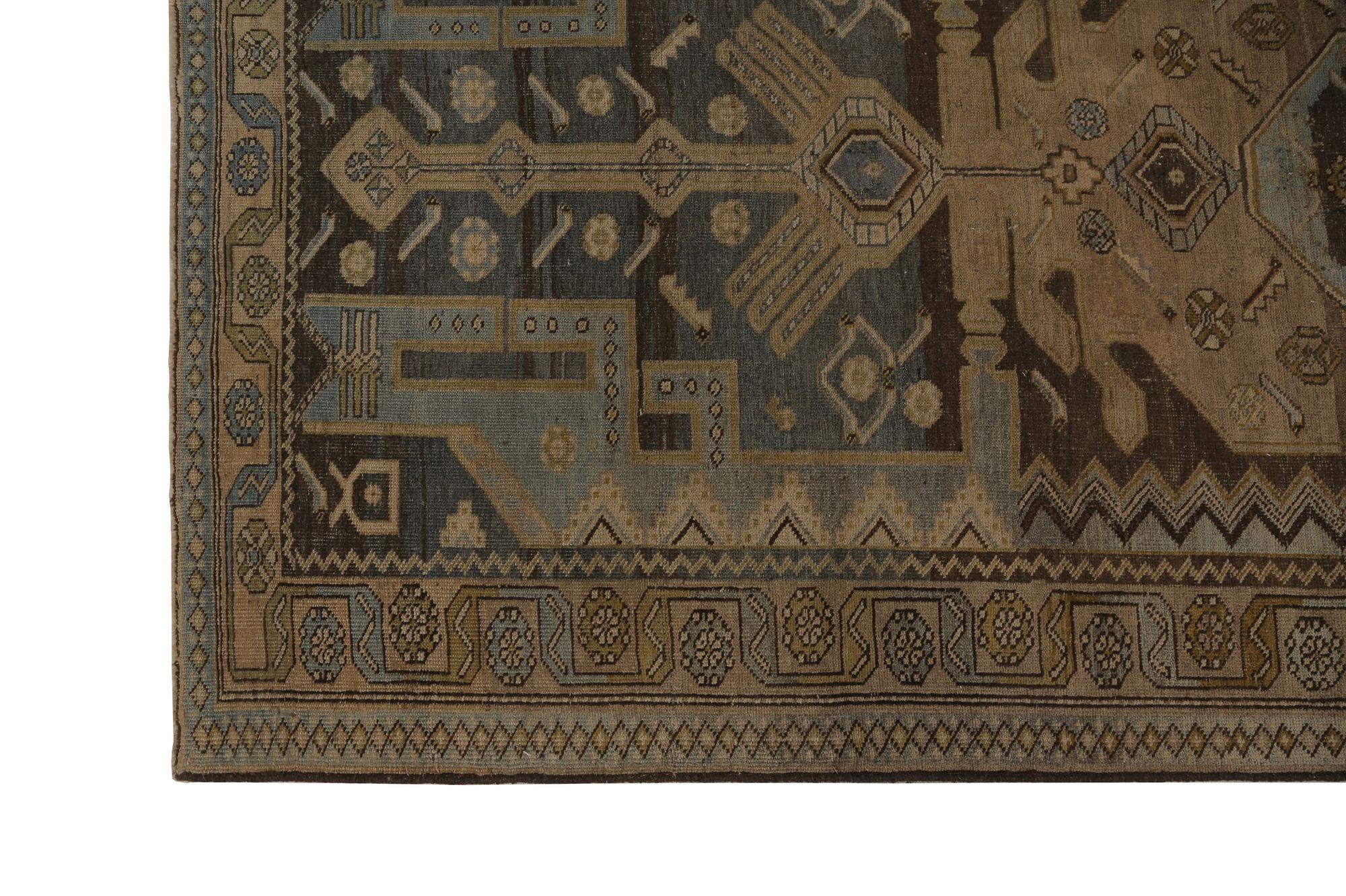Scopri l'eleganza dei tappeti persiani Bijar, caratterizzati da un'area CIRCA del 1910. Progettato con lana e marrone-blu chiaro-tortora, questo design esclusivo è perfetto per valorizzare il tuo spazio.
