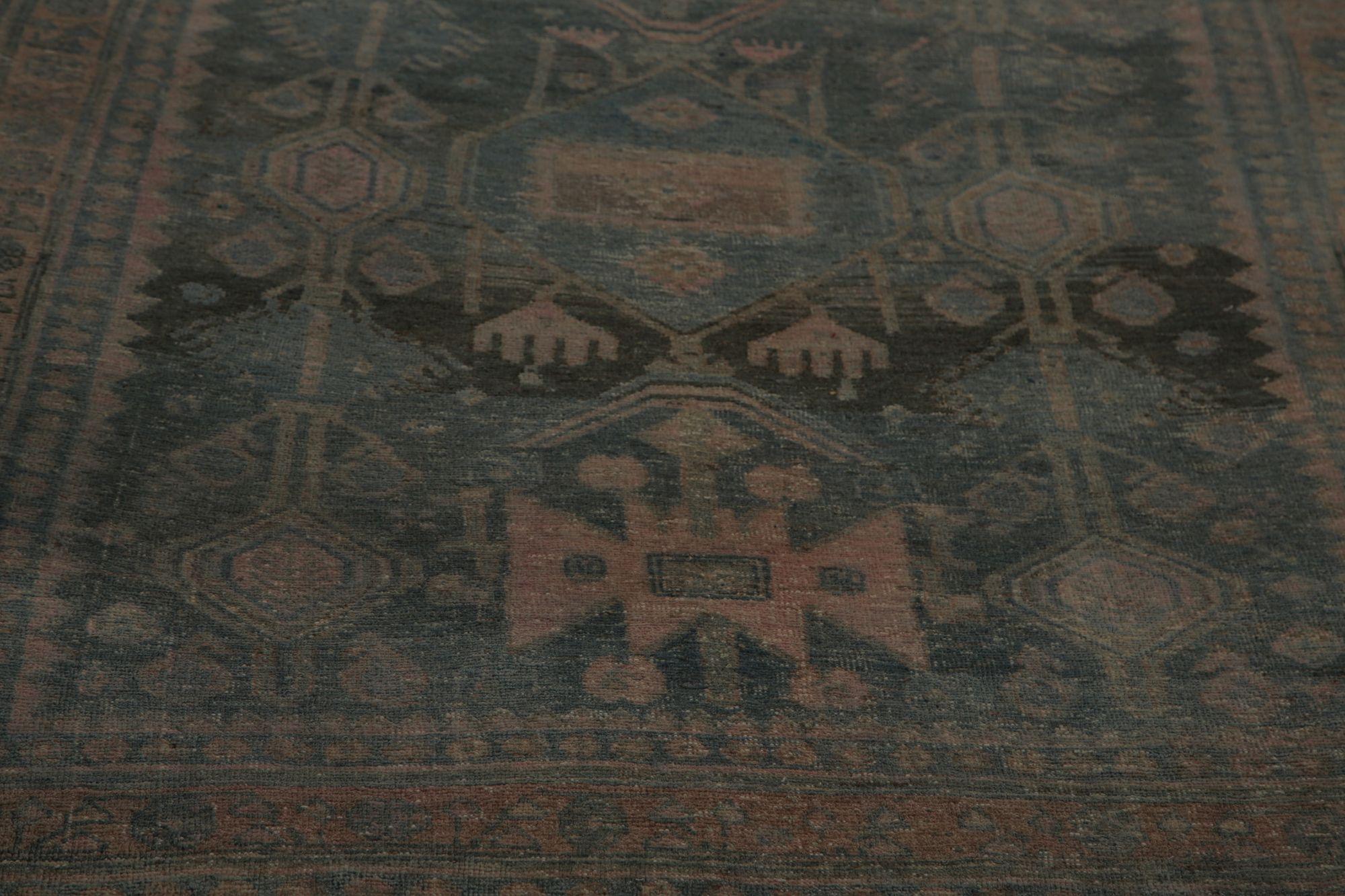 Entdecken Sie die Eleganz des persischen Bijar mit Teppichen aus der Zeit um 1910. Dieses exklusive Design aus Wolle und BrownPink ist perfekt, um Ihren Raum zu verschönern.