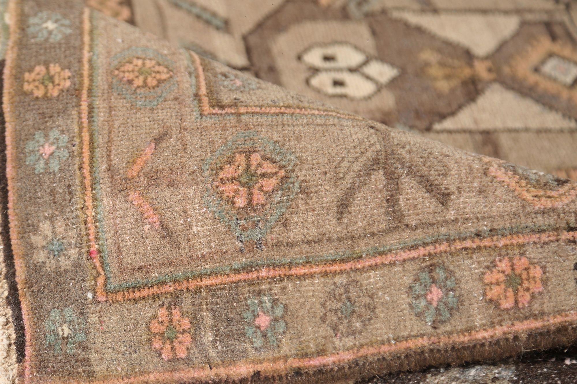 Scopri l'eleganza dei tappeti persiani Bijar, caratterizzati da un'area CIRCA del 1910. Progettato con Lana e Marrone-Taupe, questo design esclusivo è perfetto per valorizzare il tuo spazio.