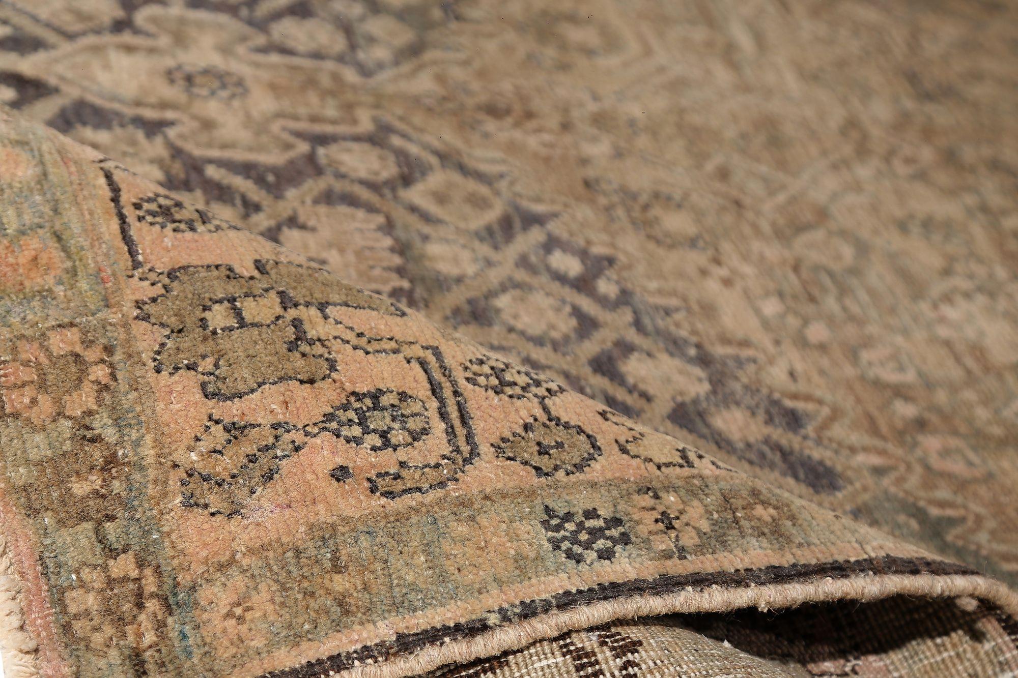 Scopri l'eleganza dei tappeti persiani Bijar, caratterizzati da un'area CIRCA del 1910. Progettato con Lana e Marrone-Taupe, questo design esclusivo è perfetto per valorizzare il tuo spazio.