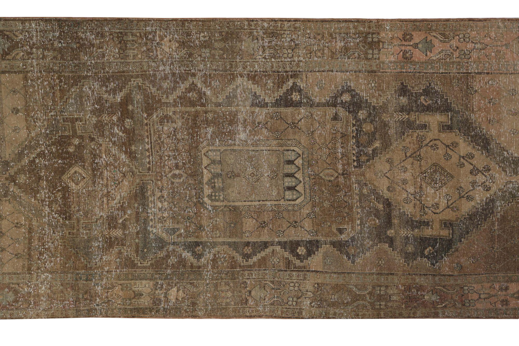 Scopri l'eleganza dei tappeti persiani Bijar, caratterizzati da un'area CIRCA del 1910. Progettato con Lana e Marrone-Taupe, questo design esclusivo è perfetto per valorizzare il tuo spazio.
