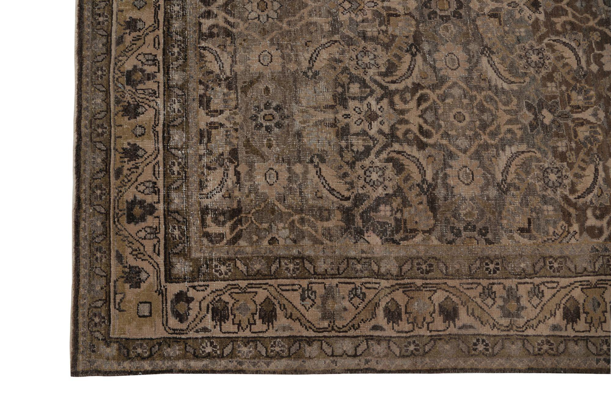 Scopri l'eleganza dei tappeti persiani Bijar, caratterizzati da un'area CIRCA del 1910. Progettato con Lana e Marrone-Taupe, questo design esclusivo è perfetto per valorizzare il tuo spazio.