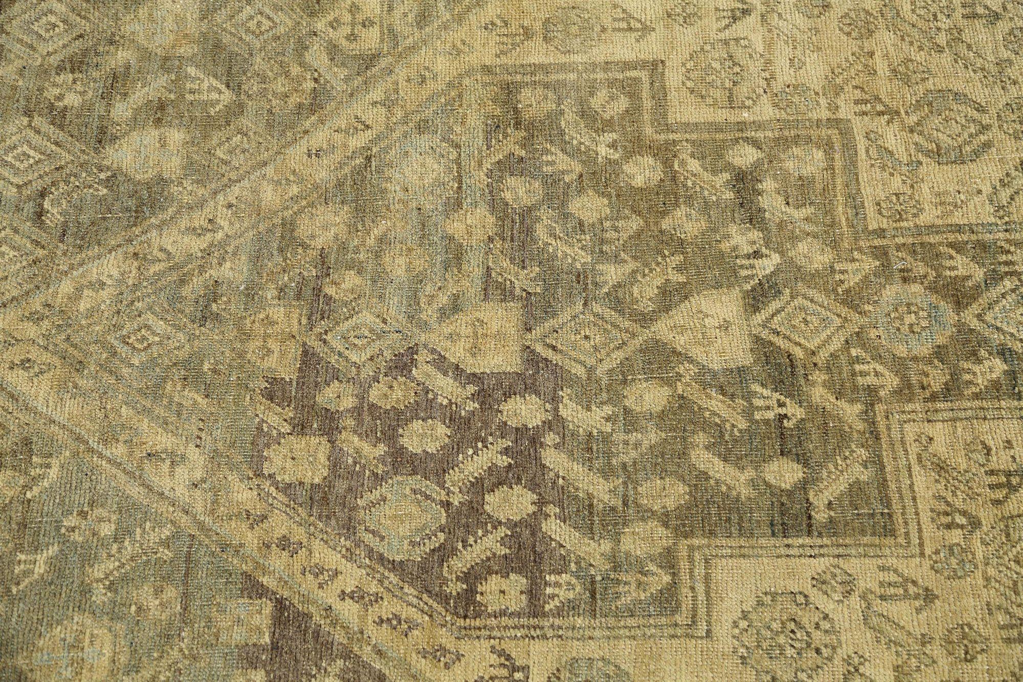 Découvrez l'élégance des tapis persans Bijar de Circa 1910. Conçu avec de la laine et du jaune brun-taupe, ce design exclusif est parfait pour mettre en valeur votre espace.
